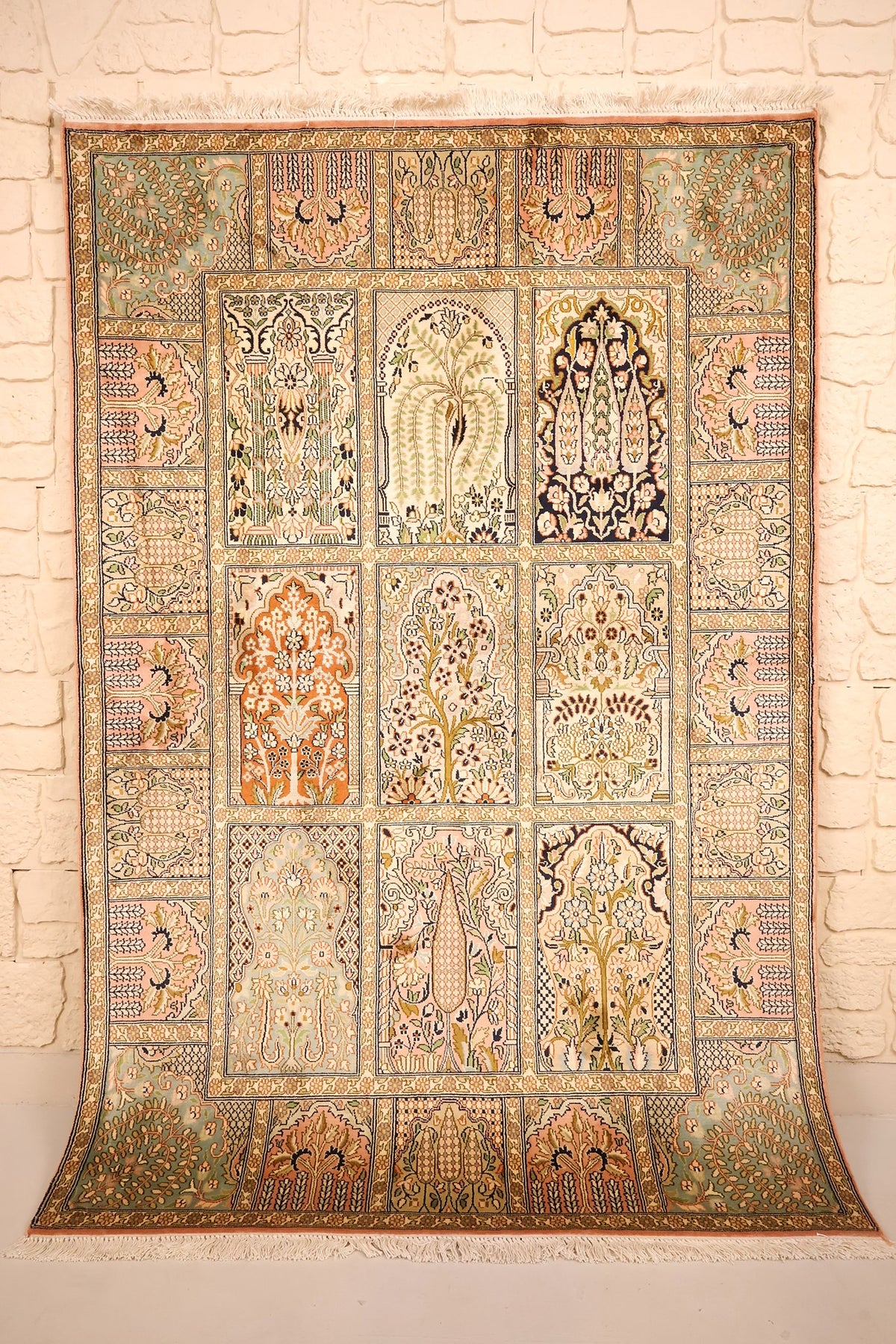 Tapis Cachemire beige 186 × 125 cm en soie, vue d'ensemble des compartiments à arcades