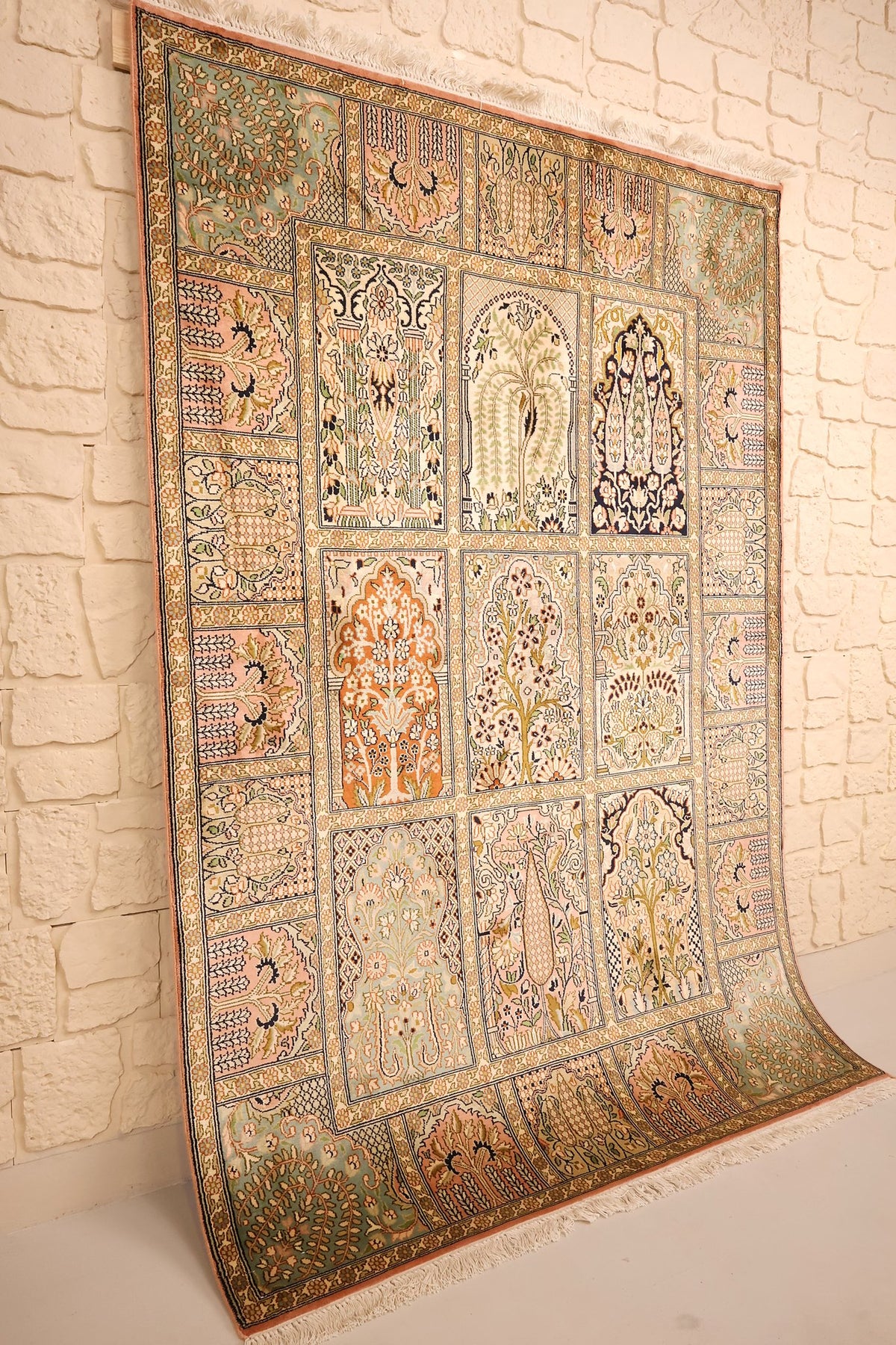 Tapis Cachemire en soie nouée main, vue de biais montrant les panneaux et les franges claires