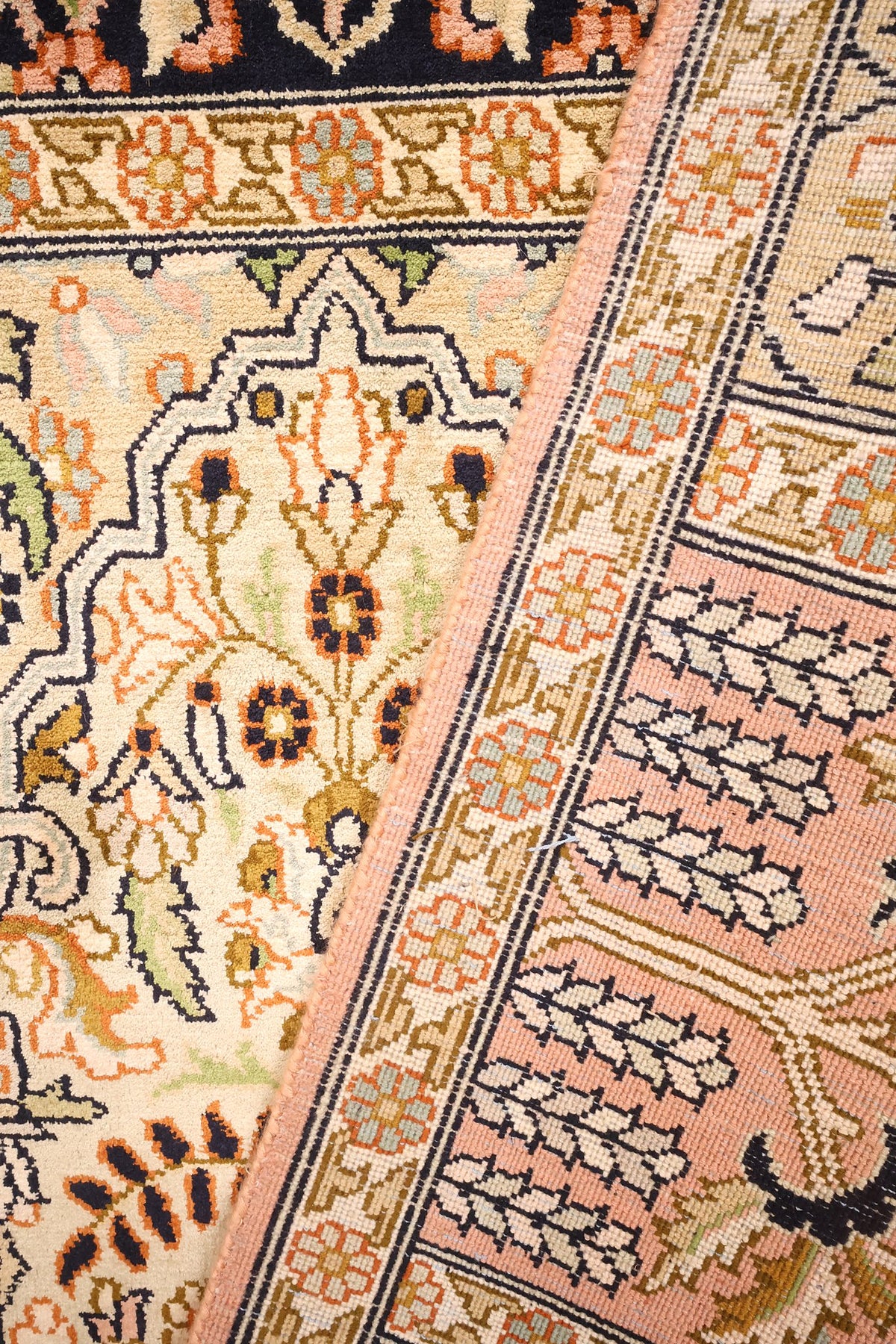 Bordure vert d'eau et filets bleu foncé du tapis Cachemire en soie, coin replié