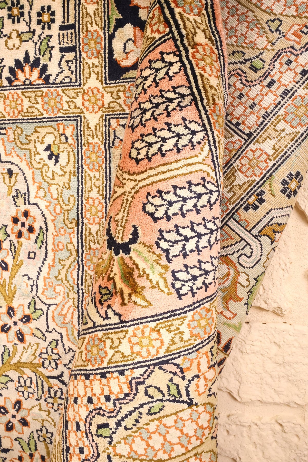 Bande rose à motifs végétaux du tapis Cachemire beige, bordure vue en volume