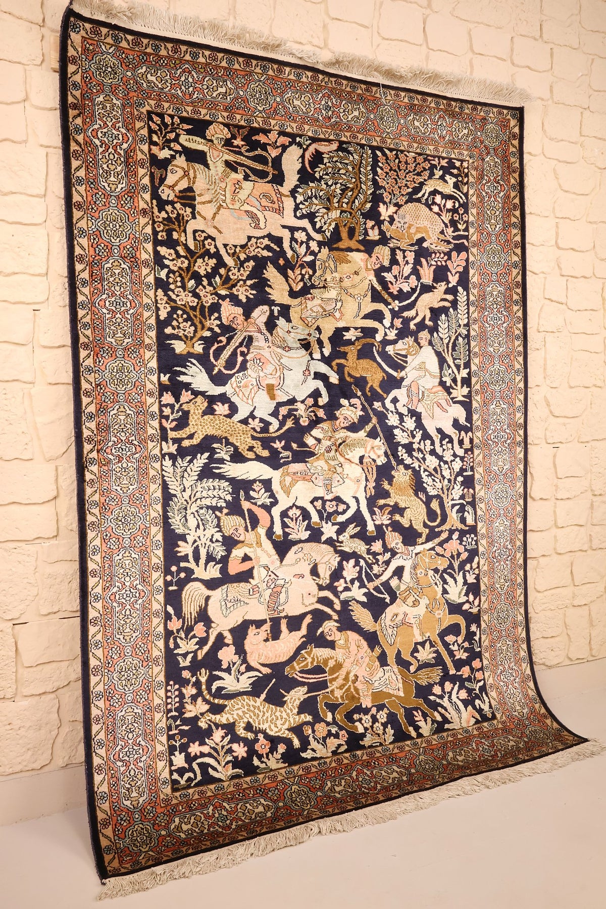 Tapis Cachemire en soie bleu et orange, vue de biais du champ aux cavaliers