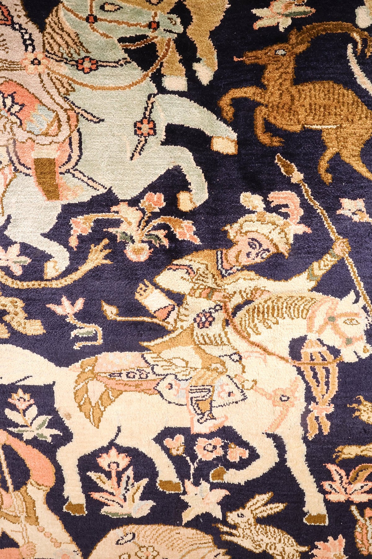 Détail des cavaliers et du cerf beige sur champ bleu nuit, tapis Cachemire