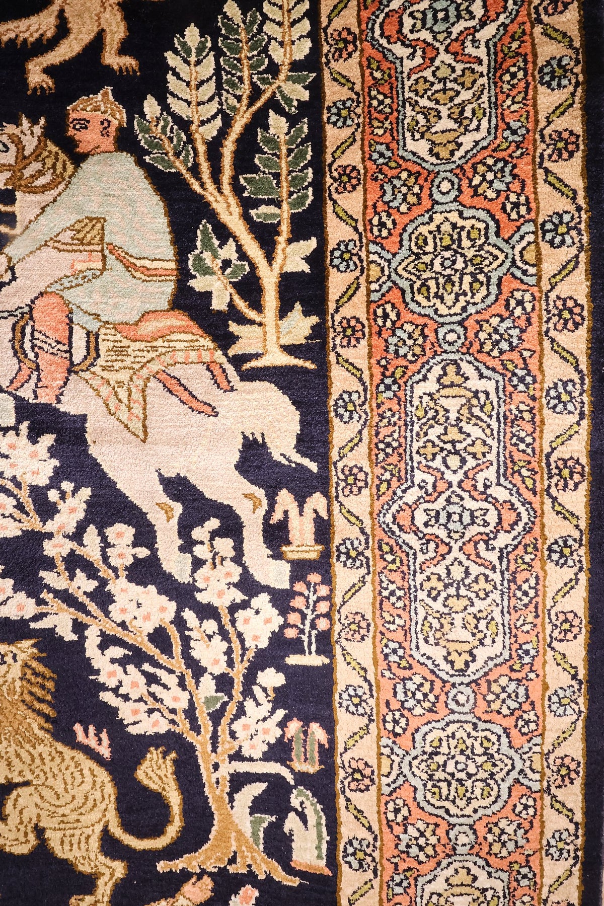 Bordure orangée à cartouches crème et bleu-gris du tapis Cachemire en soie