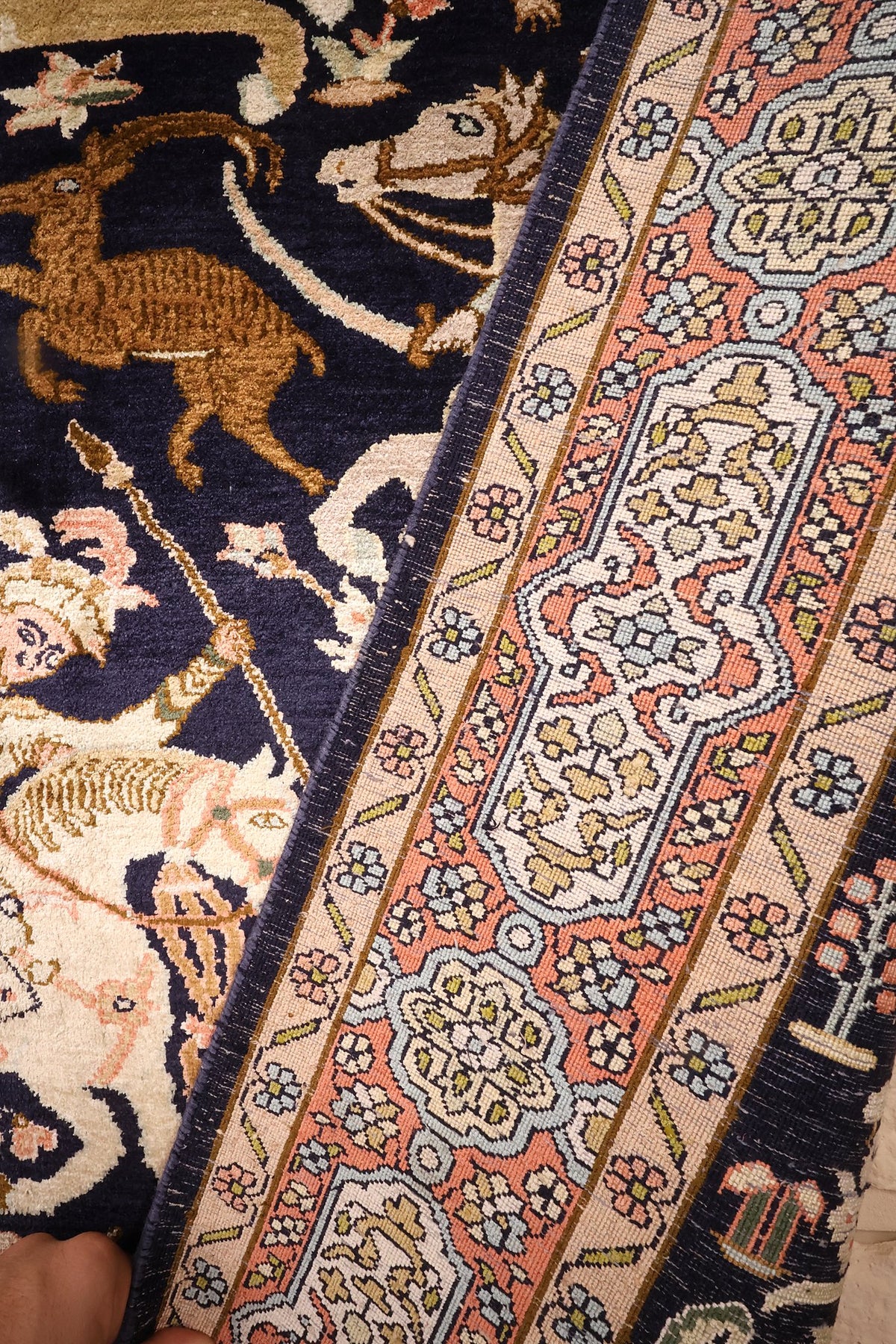 Coin replié du tapis Cachemire, contre-bordures beiges à petites fleurs