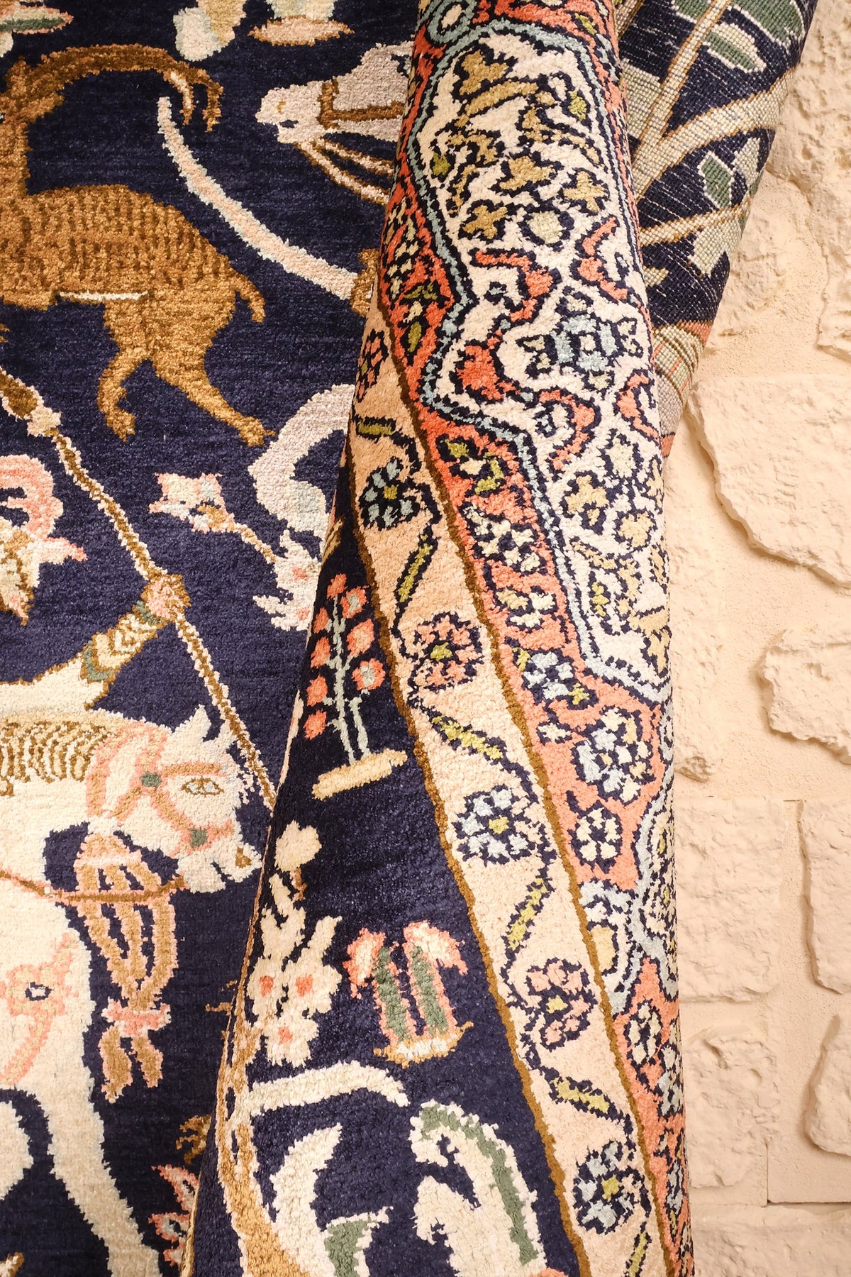 Tapis Cachemire noué à la main, coin relevé montrant la finesse de la soie