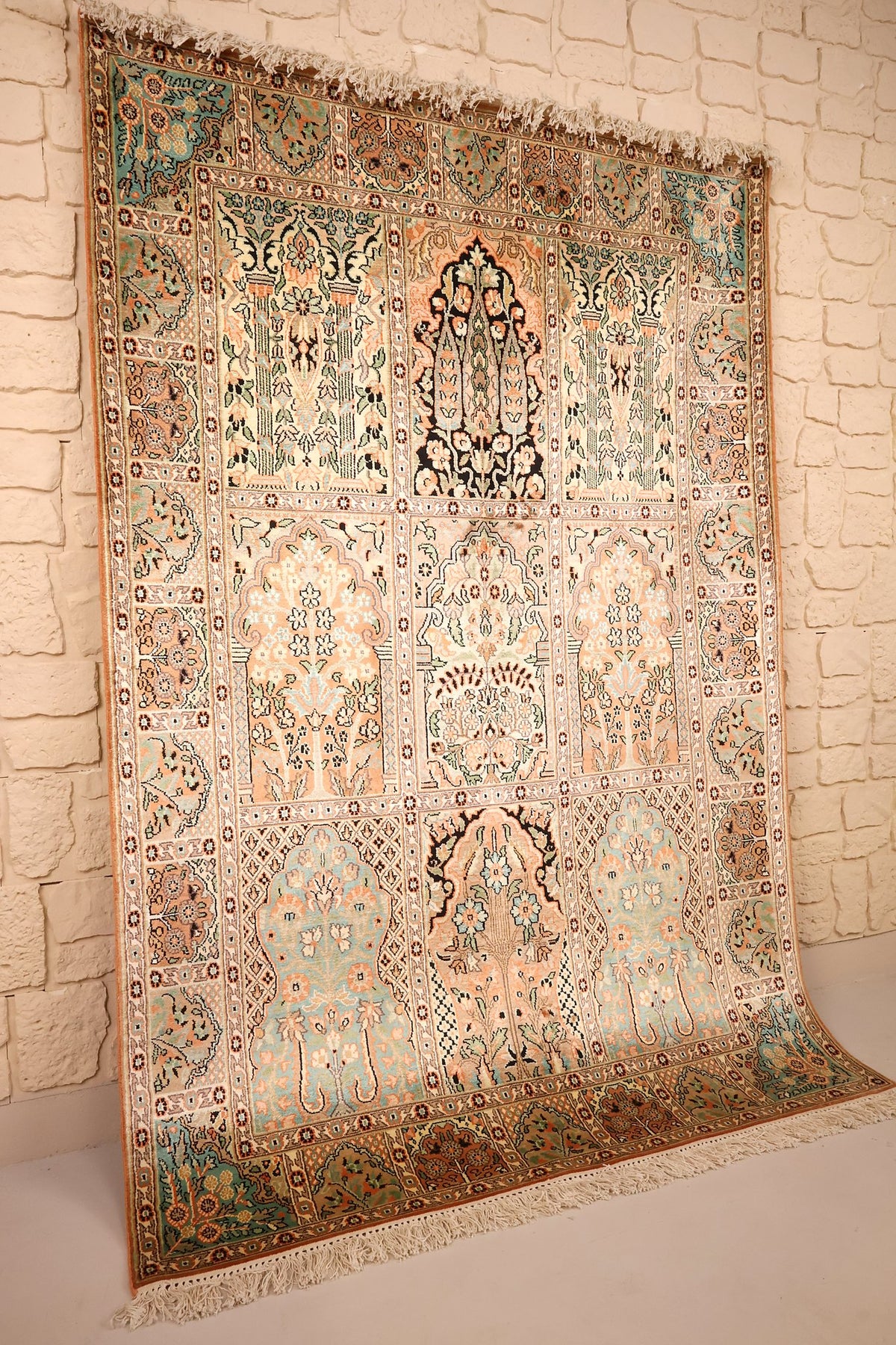 Tapis Cachemire en soie vu de biais, panneaux beige rosé, vert d'eau et noir