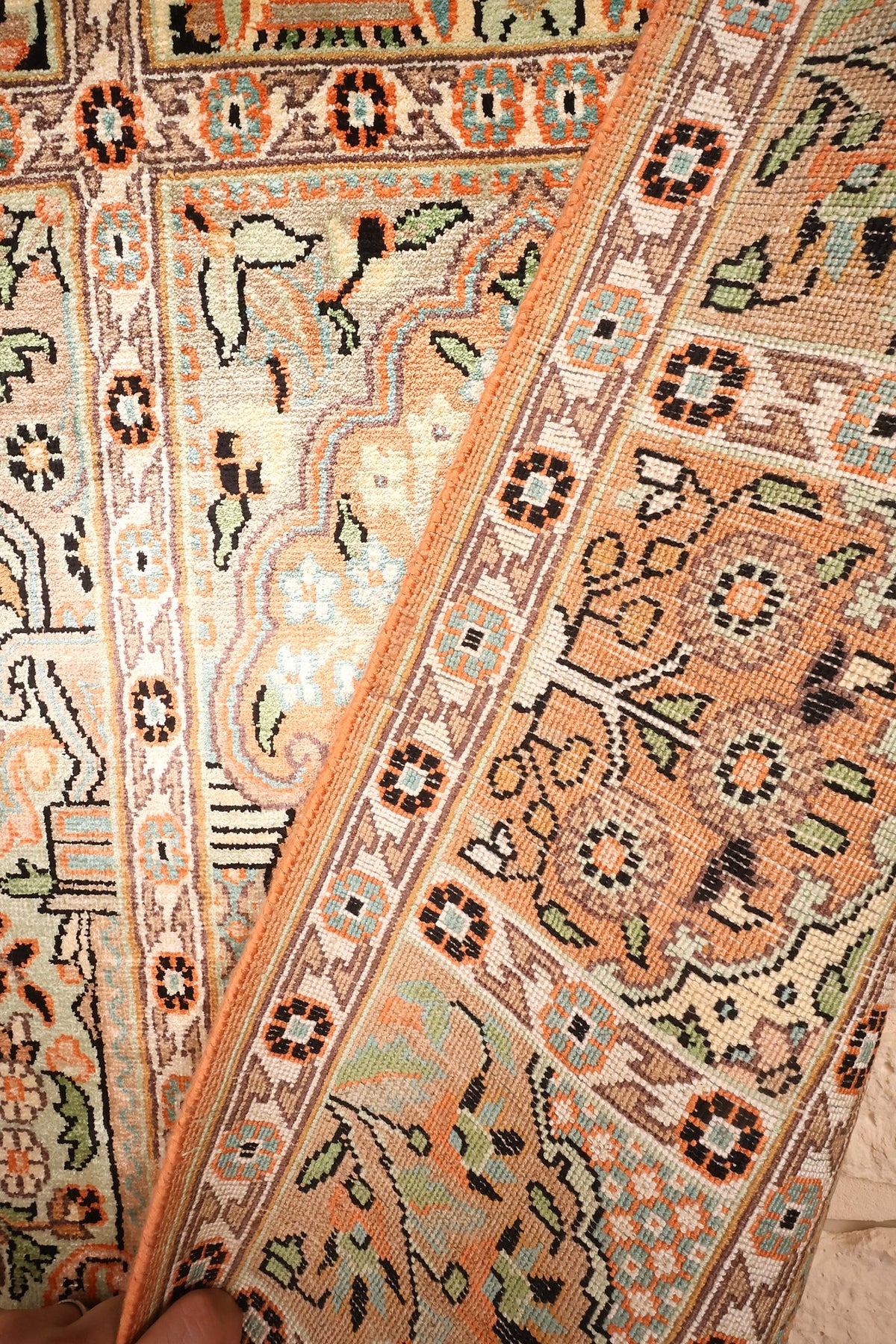 Coin replié du tapis Cachemire noué à la main, contre-bordure brune à rosettes