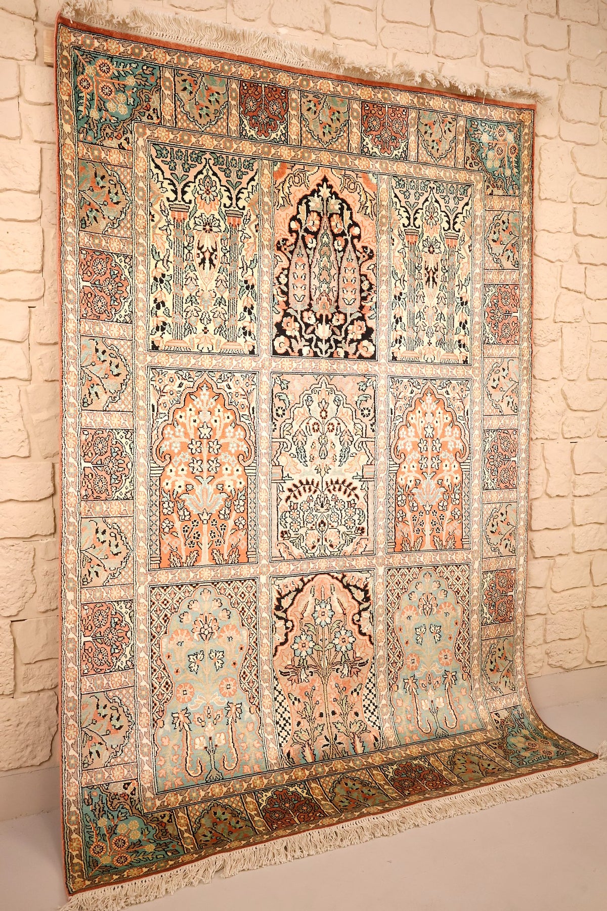Tapis Cachemire en soie vu de biais, caissons orange, beige et vert d'eau