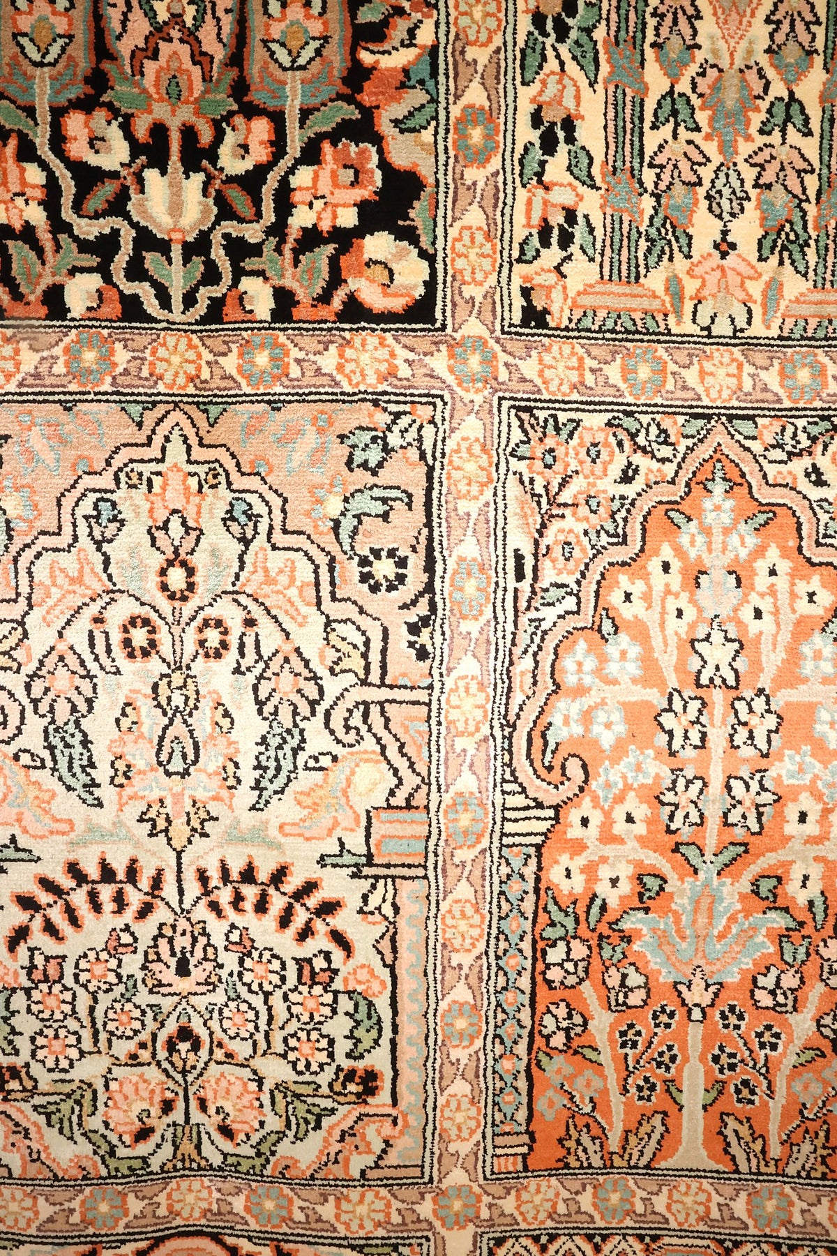 Détail des caissons à arc fleuri du tapis Cachemire, fonds orange et noir