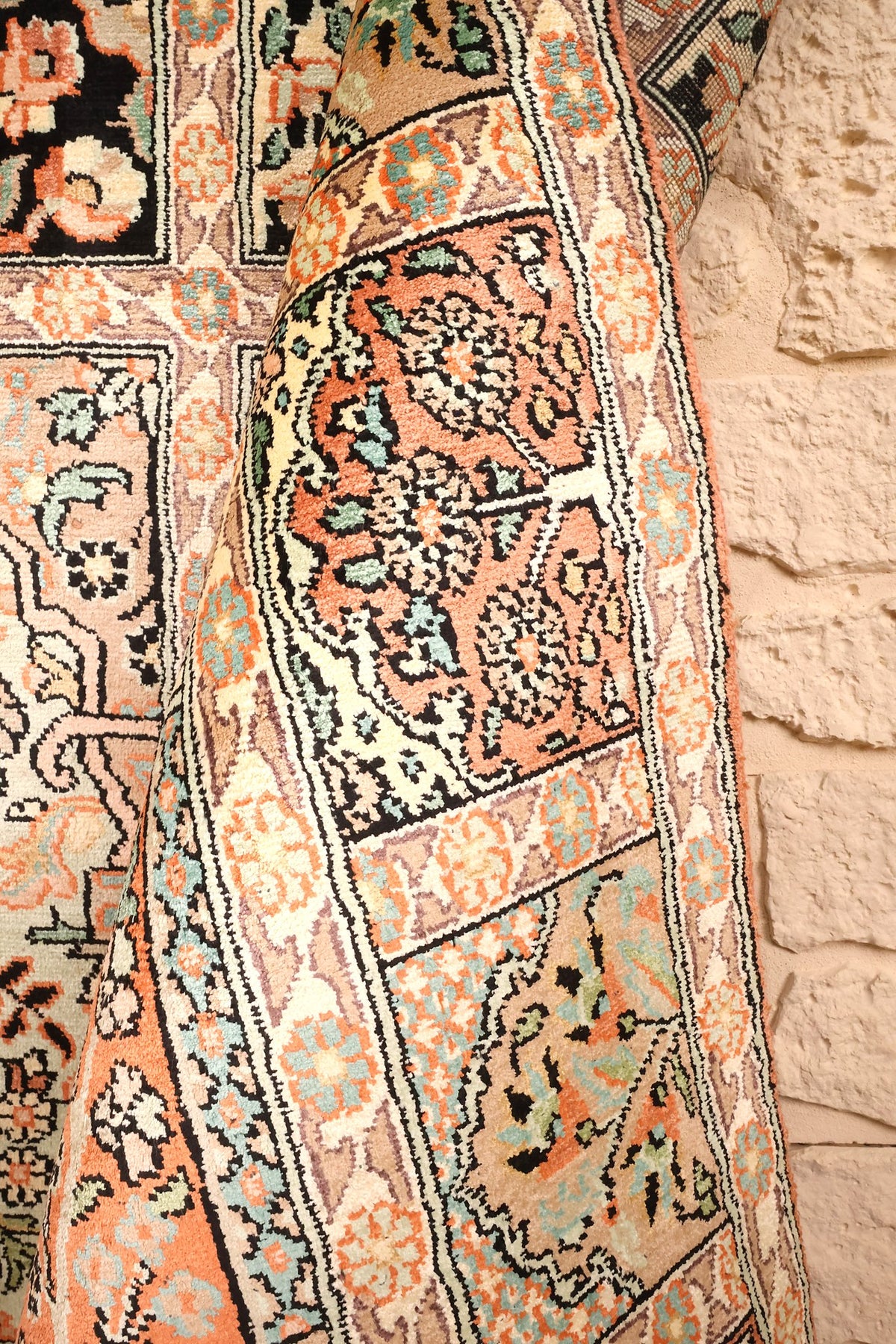 Bordure du tapis Cachemire, cartouches à rinceaux floraux orange et beige