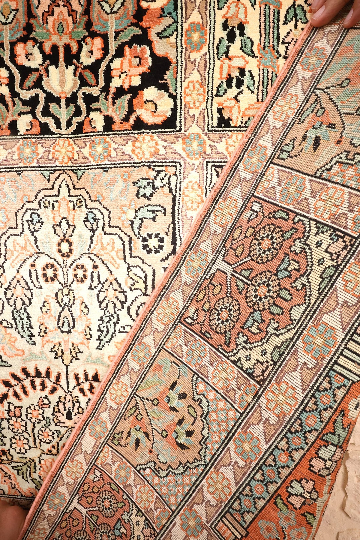 Coin replié du tapis Cachemire noué main, cartouches de la bordure principale