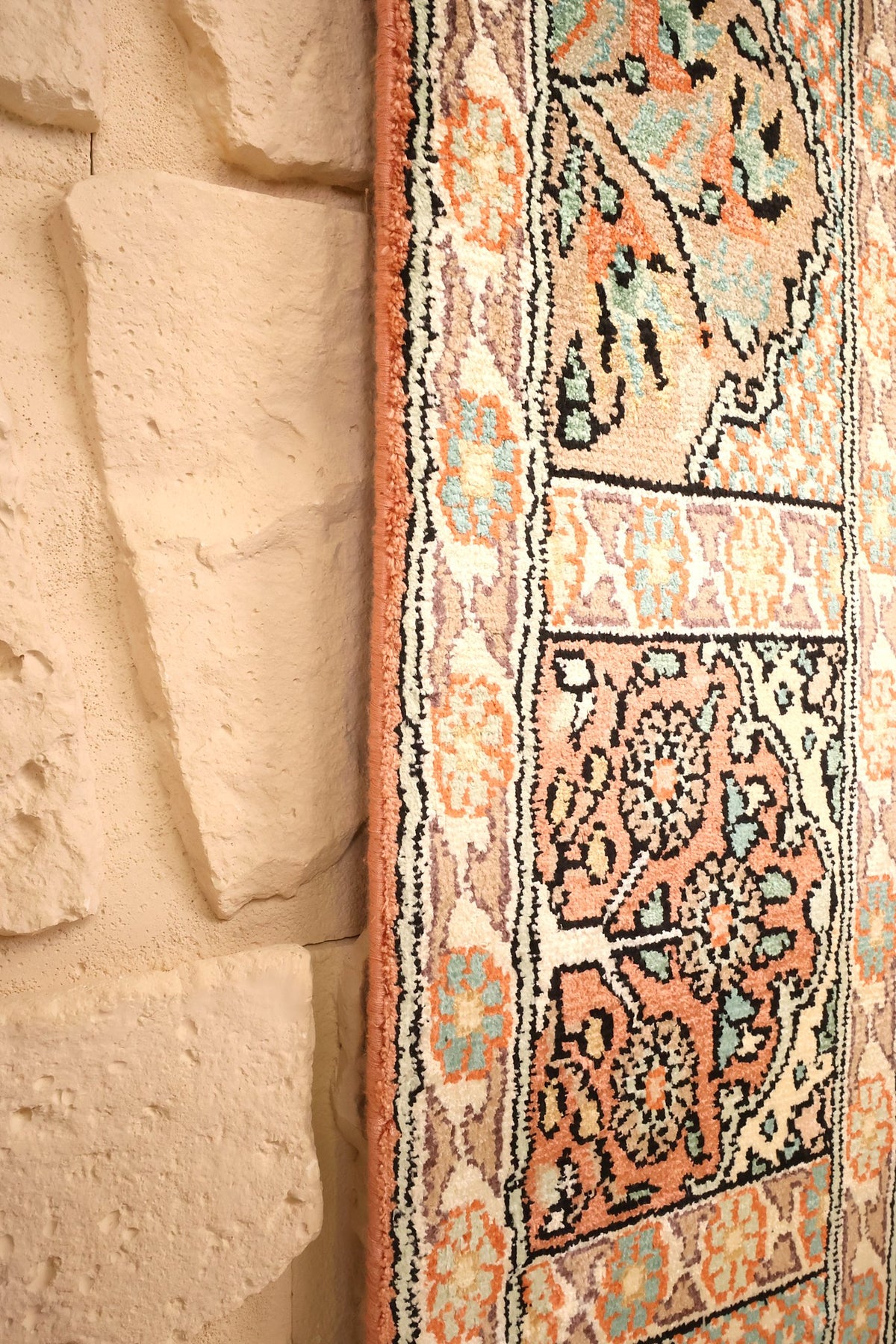 Lisière du tapis Cachemire en soie, bordure à cartouches le long du mur