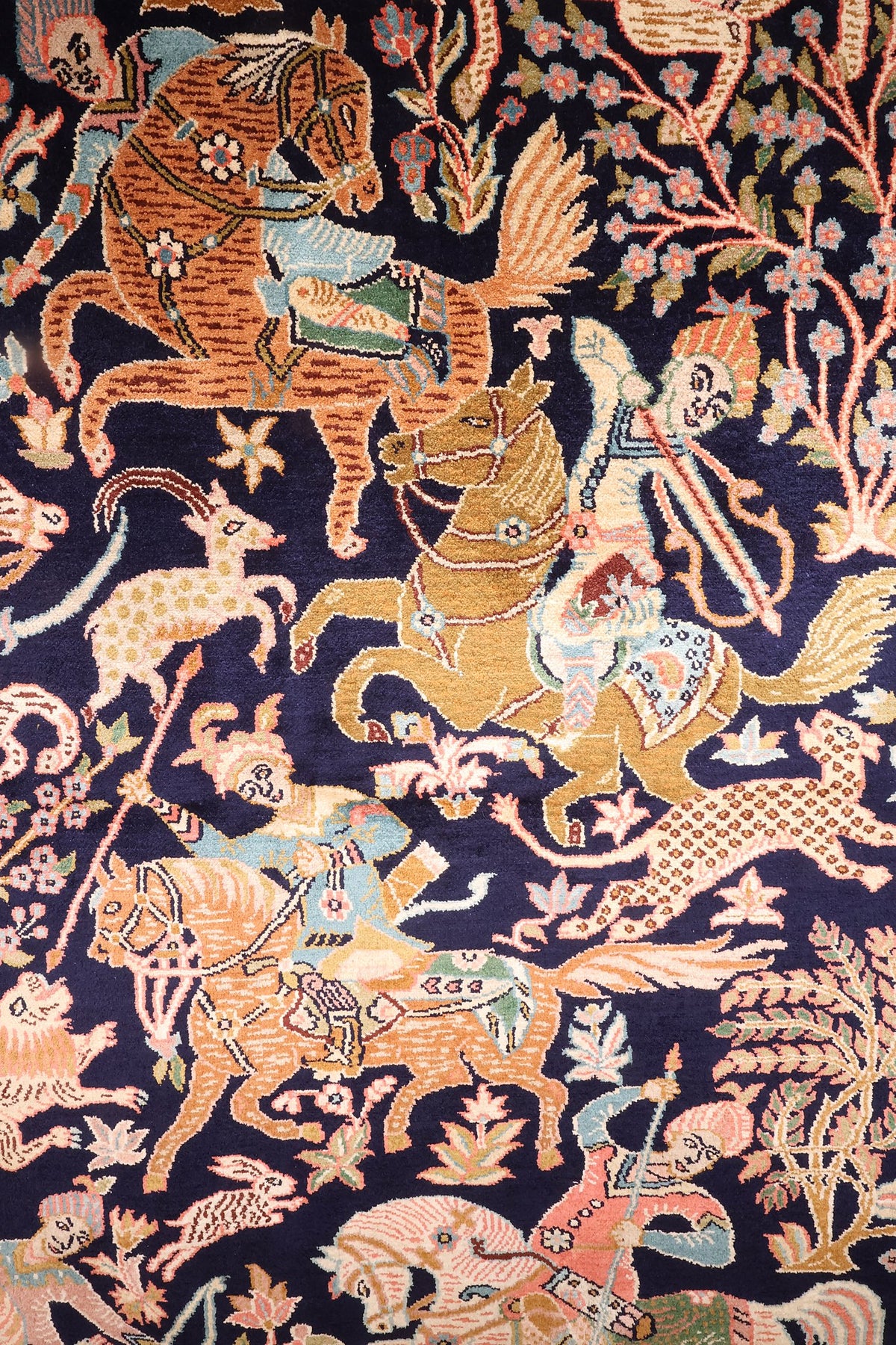 Détail des cavaliers et chevaux sur champ bleu nuit du tapis Cachemire