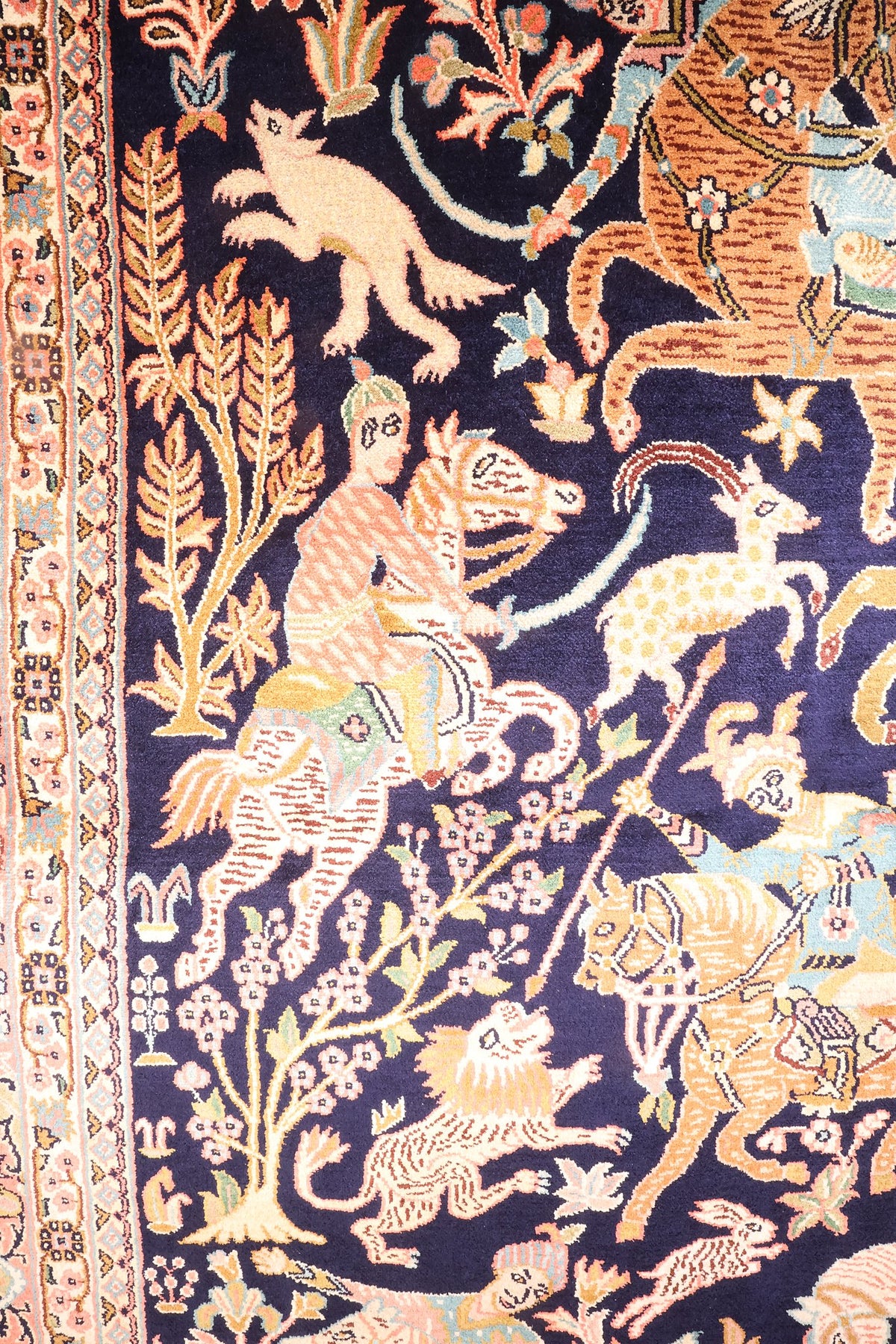 Détail du tapis Cachemire en soie : cervidés, félins et arbres fleuris