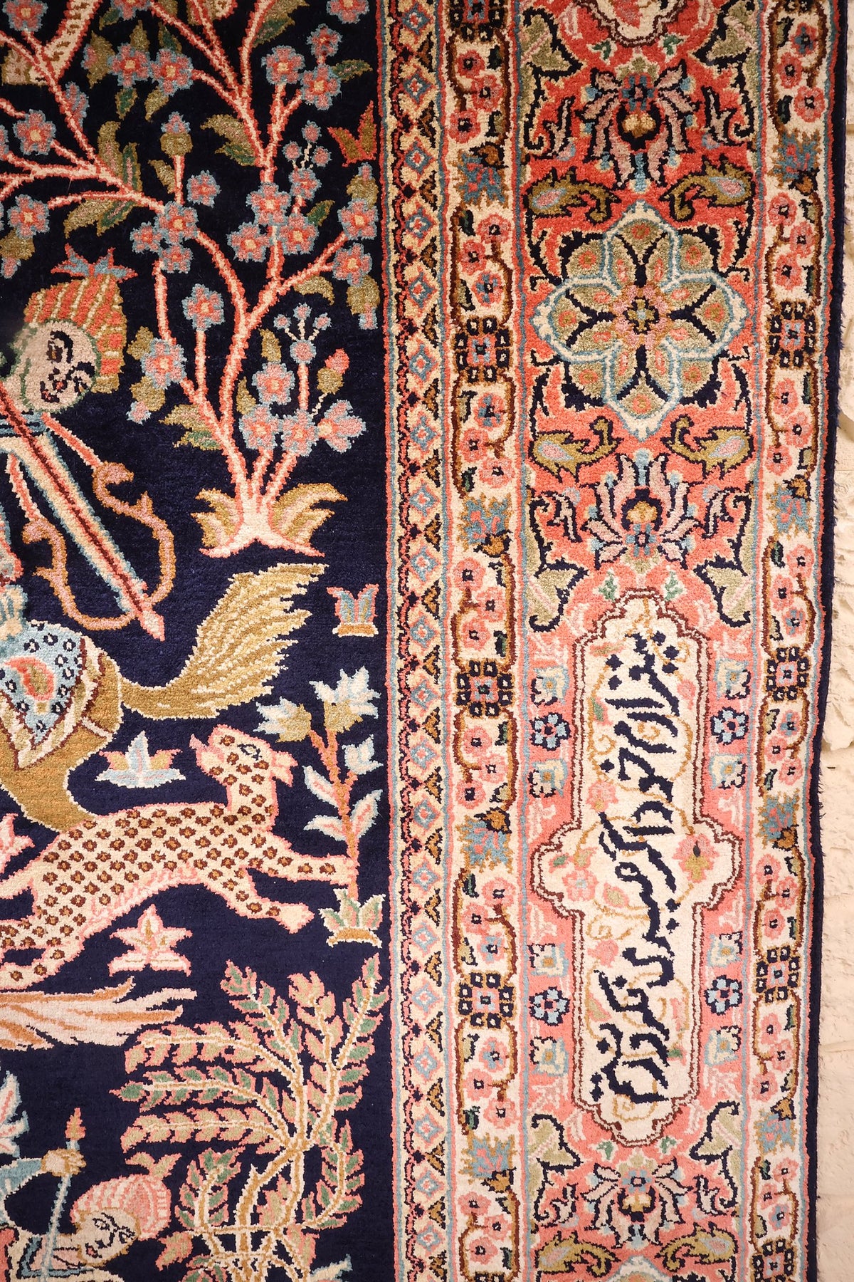 Bordure rose saumon du tapis Cachemire, palmettes et cartouche ivoire inscrit