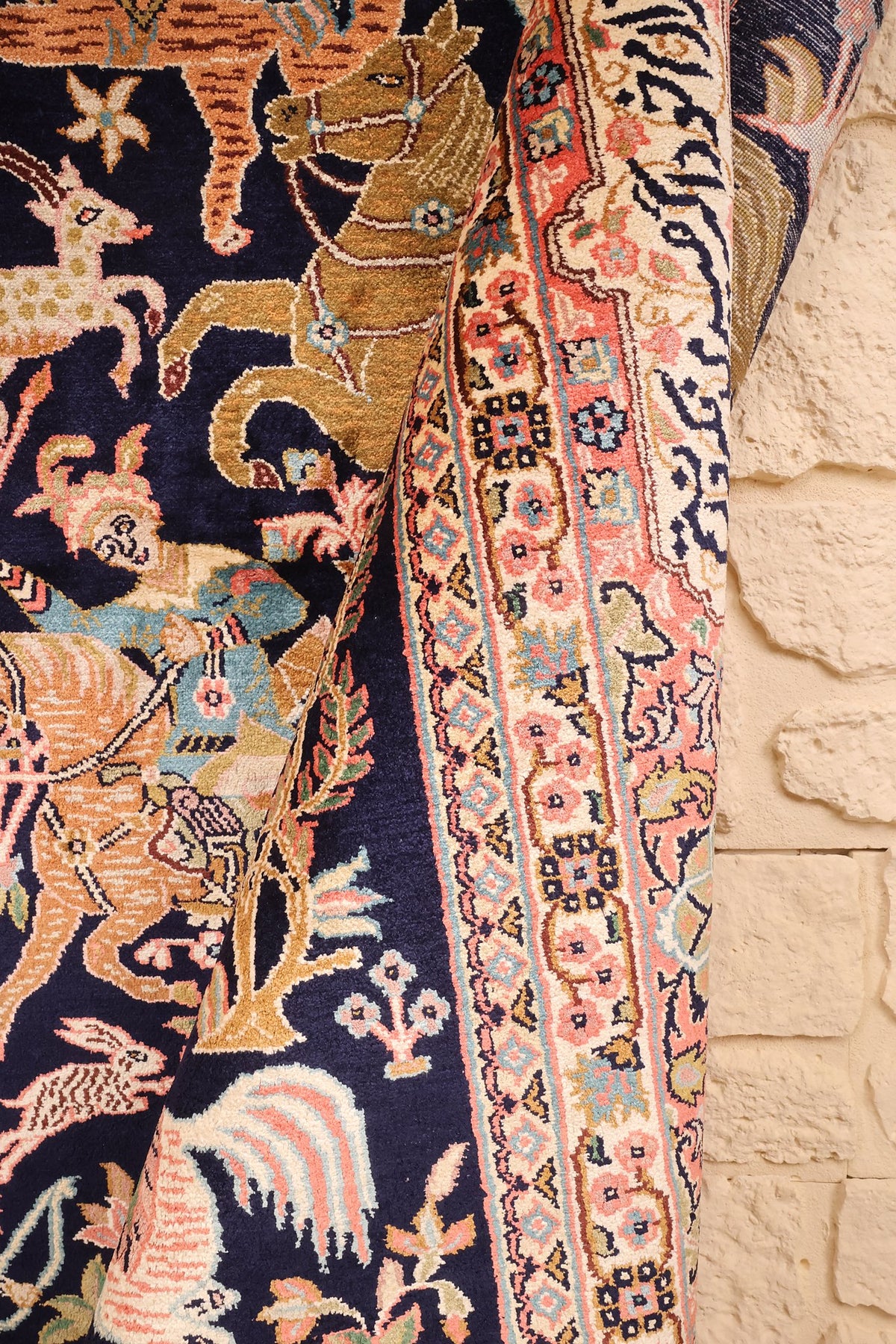 Lisière du tapis Cachemire en soie, champ bleu et bordure rose en relief