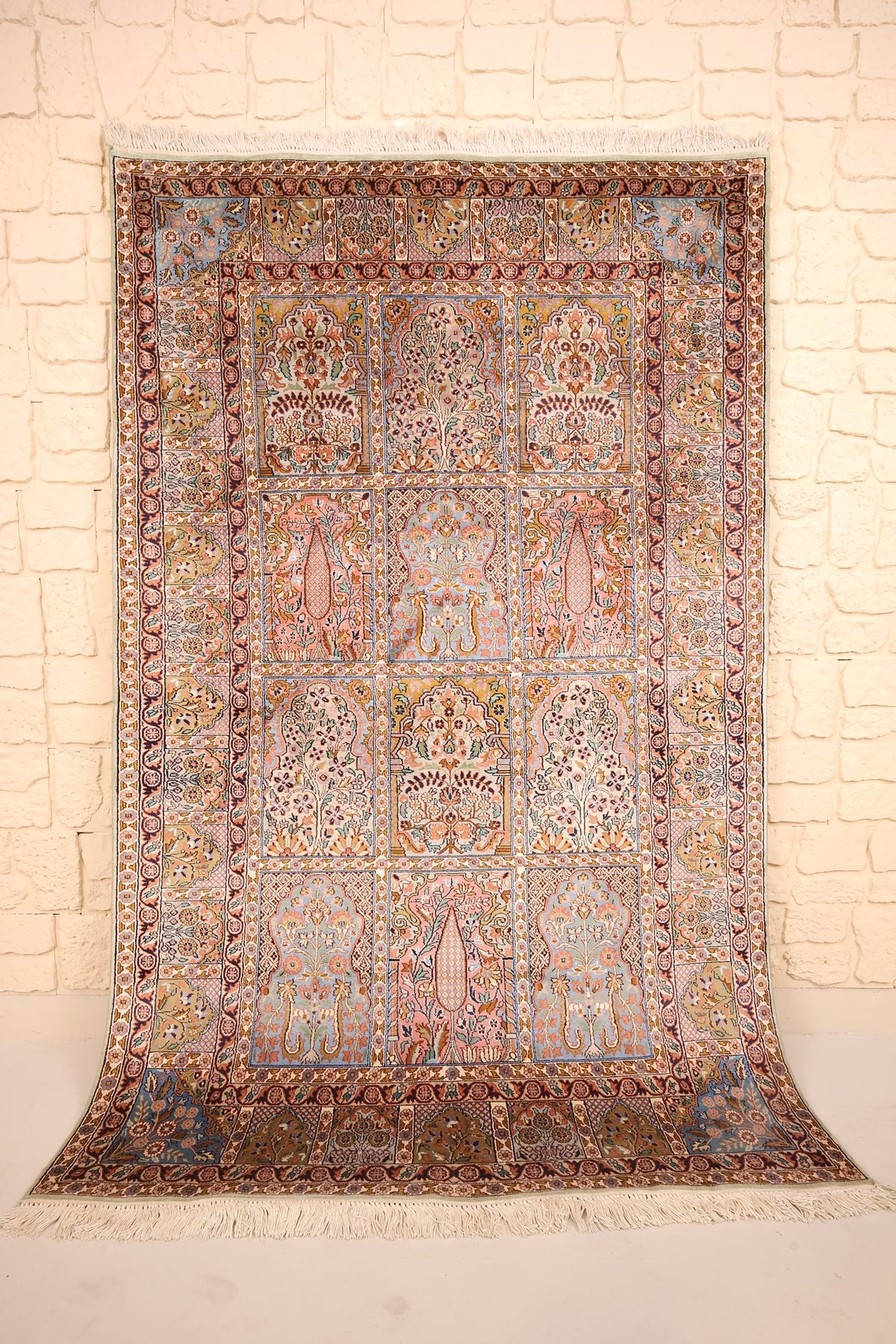 Tapis Cachemire rose 186 × 126 cm, vue d'ensemble des compartiments à arcade et franges blanches