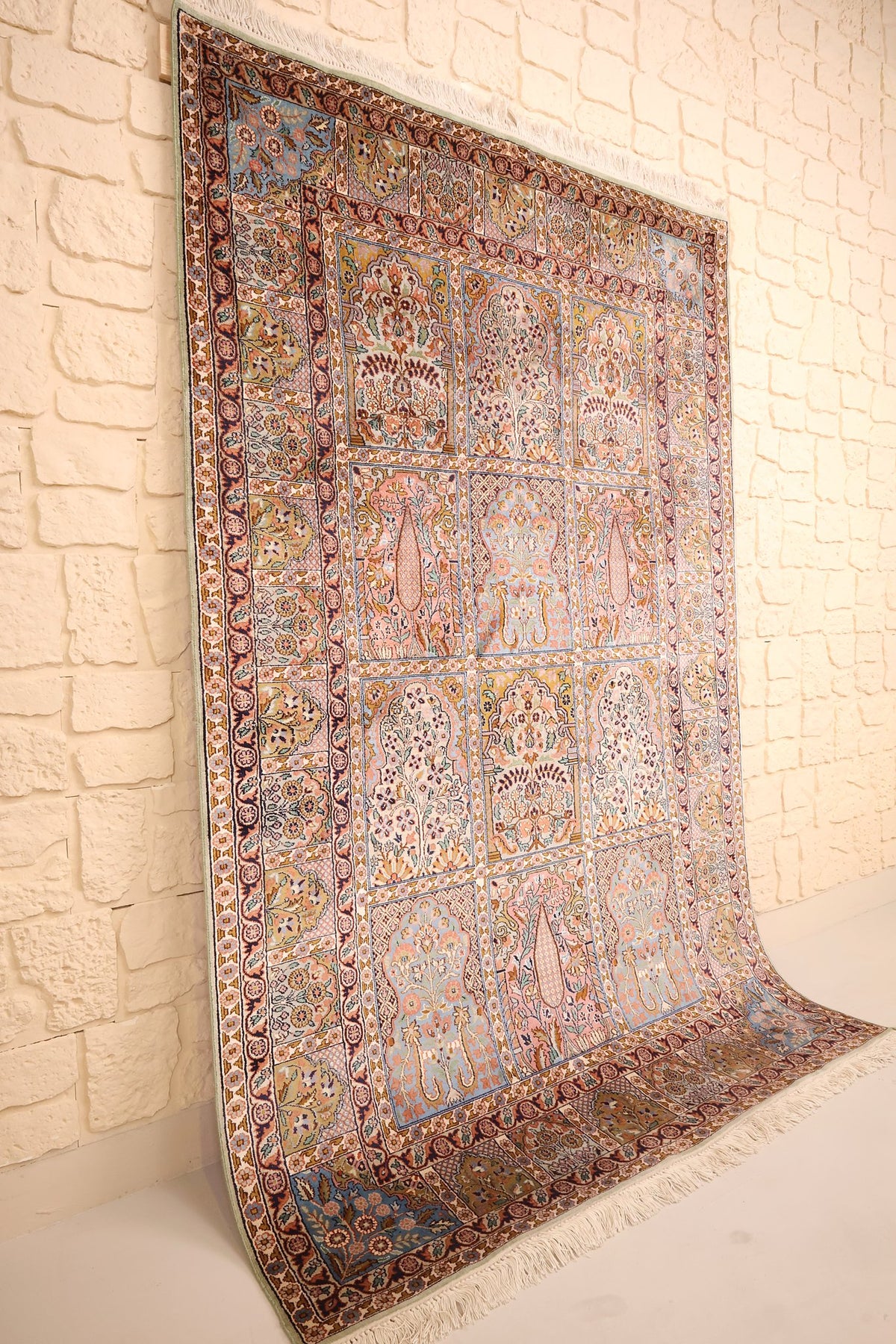 Tapis Cachemire en soie noué à la main, vue de biais du champ compartimenté