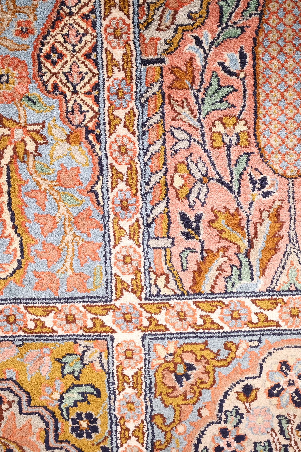 Détail d'un compartiment rose et bleu clair à arbre fleuri, tapis Cachemire