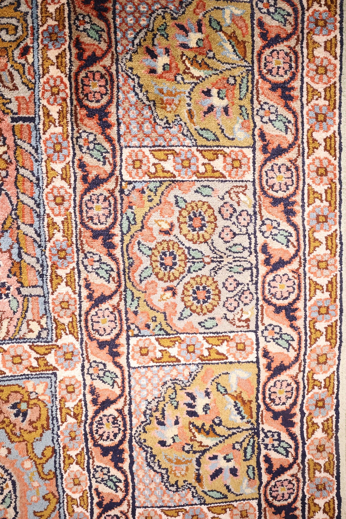 Bordure brun-rouge à palmettes et rinceaux du tapis Cachemire, contre-bordures claires