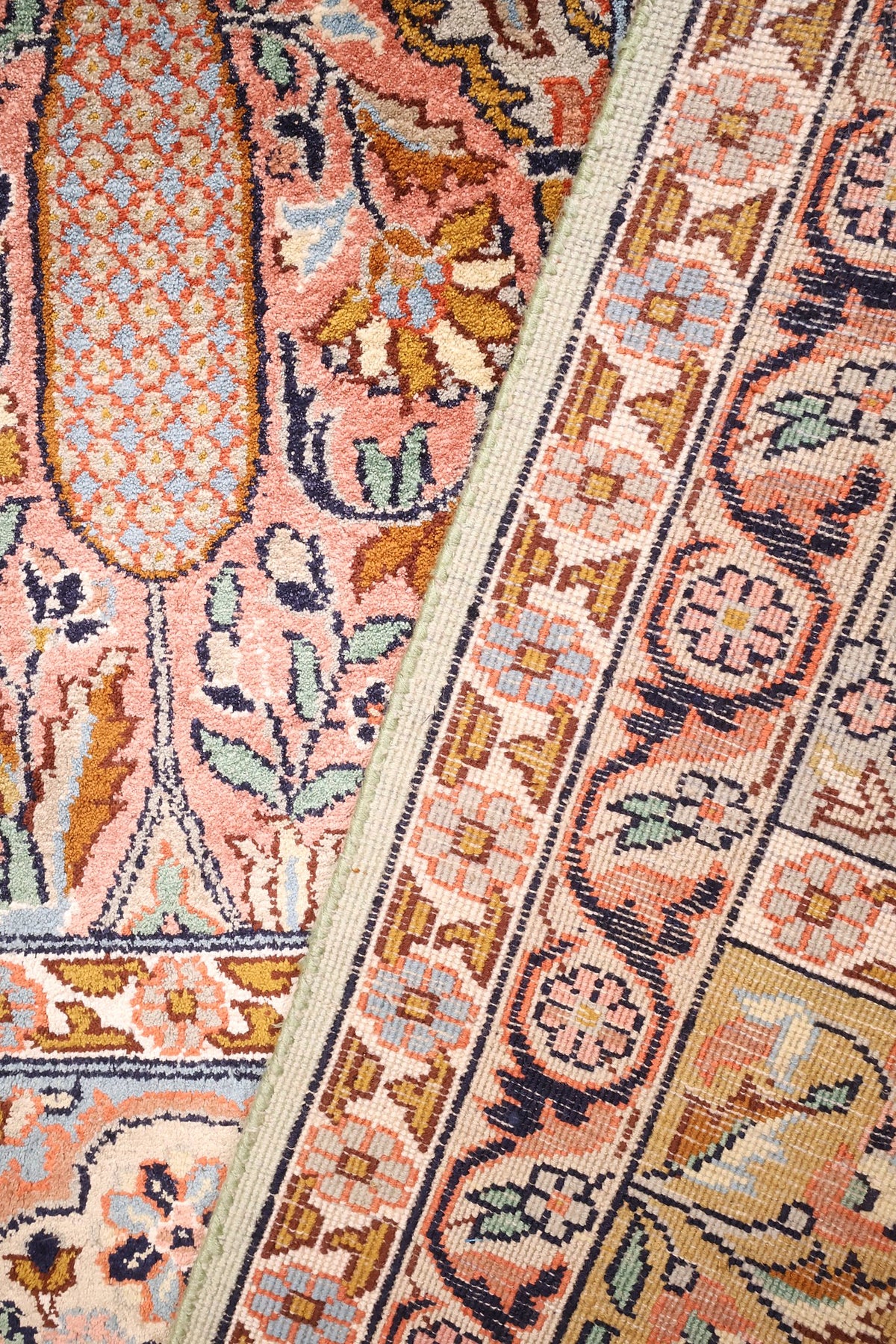 Coin du tapis Cachemire rose et beige, boteh fleuri près de la bordure