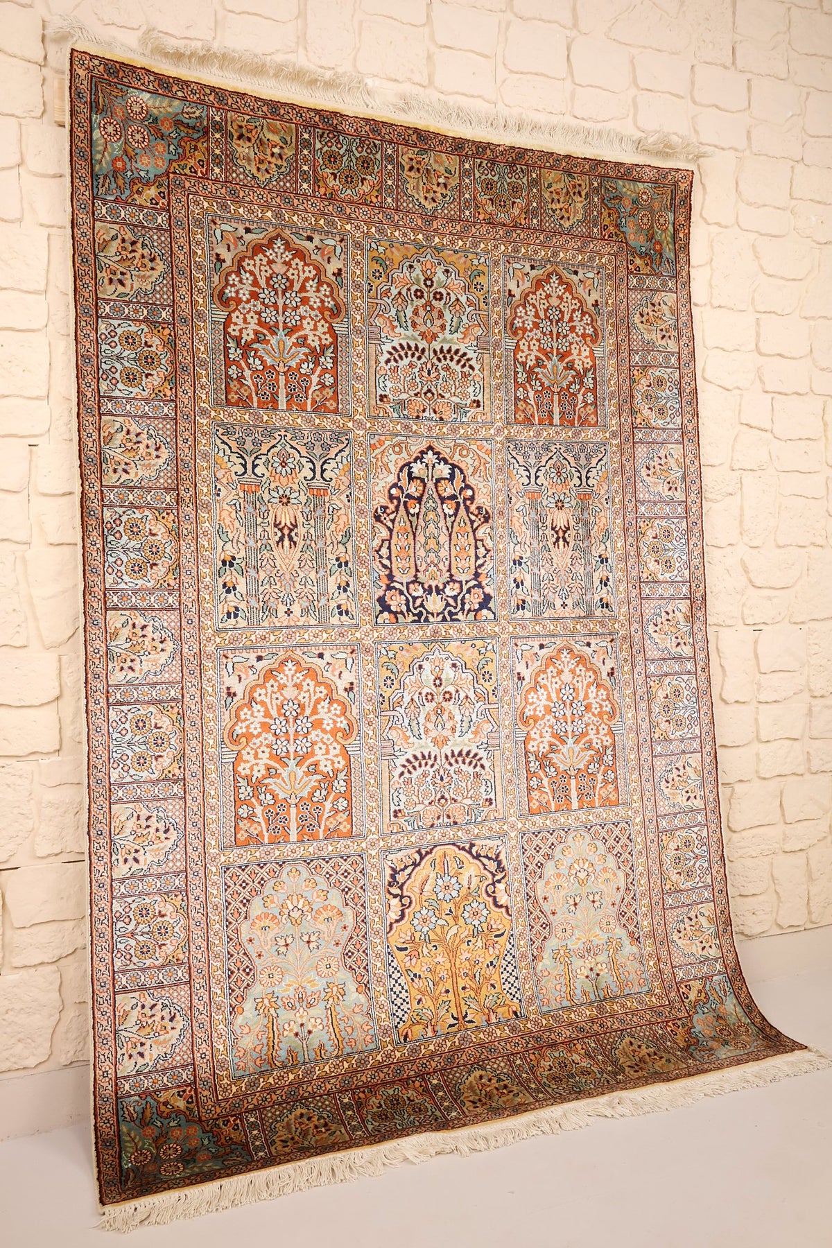 Tapis Cachemire en soie beige et orange, vue de biais du champ compartimenté