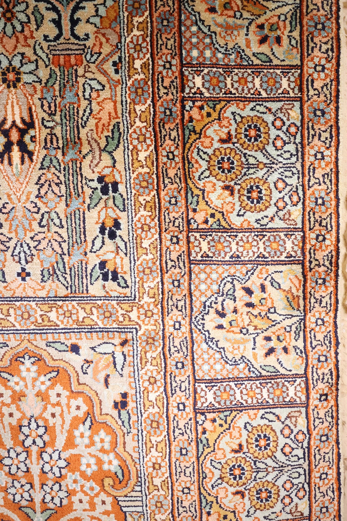 Caissons et contre-bordures florales du tapis Cachemire beige, détail du motif