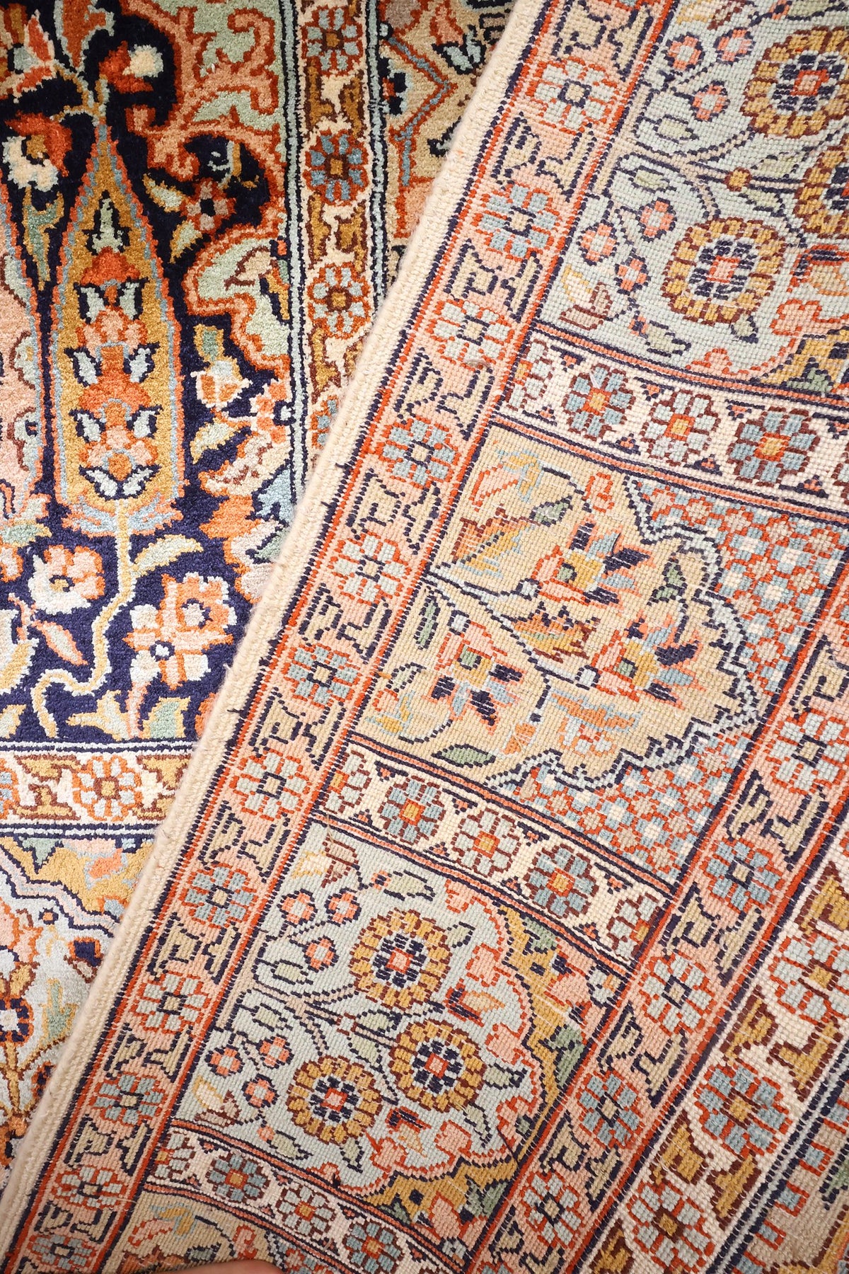 Bordure ivoire à rosaces et rinceaux du tapis Cachemire, coin replié