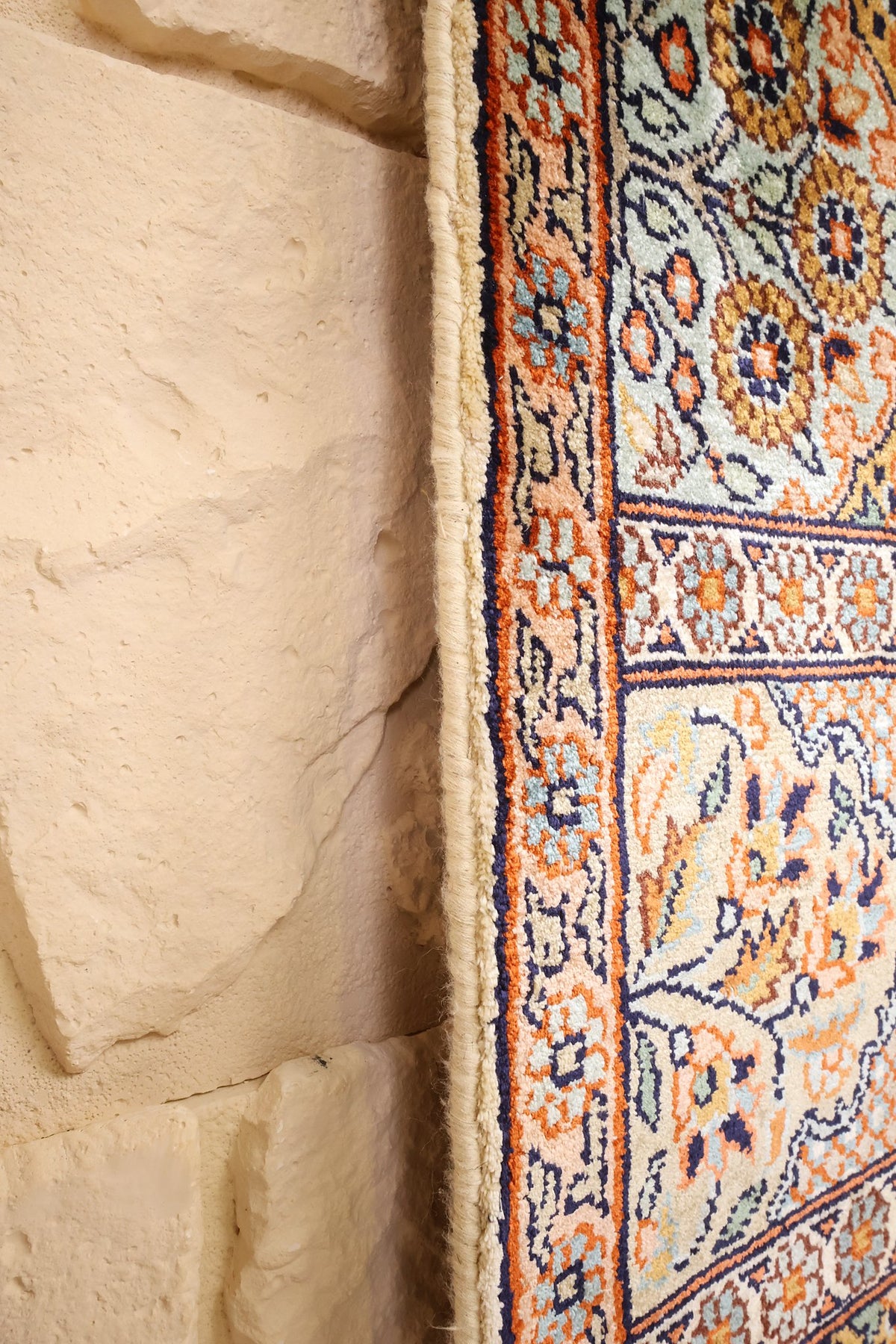 Lisière du tapis Cachemire beige, tranche et contre-bordures bleues et orange