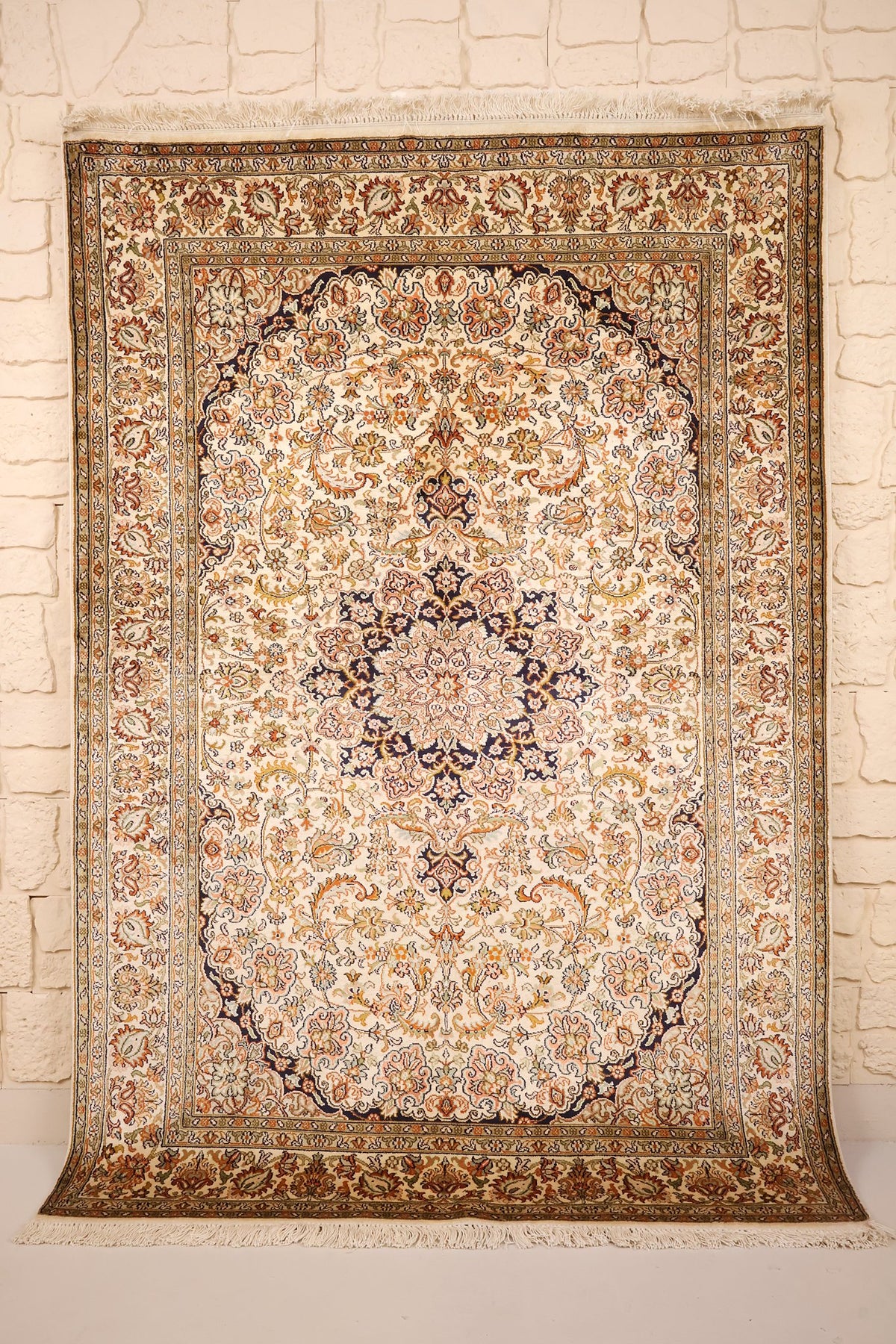 Tapis Cachemire beige 186 × 127 cm en soie, vue d'ensemble avec médaillon bleu nuit