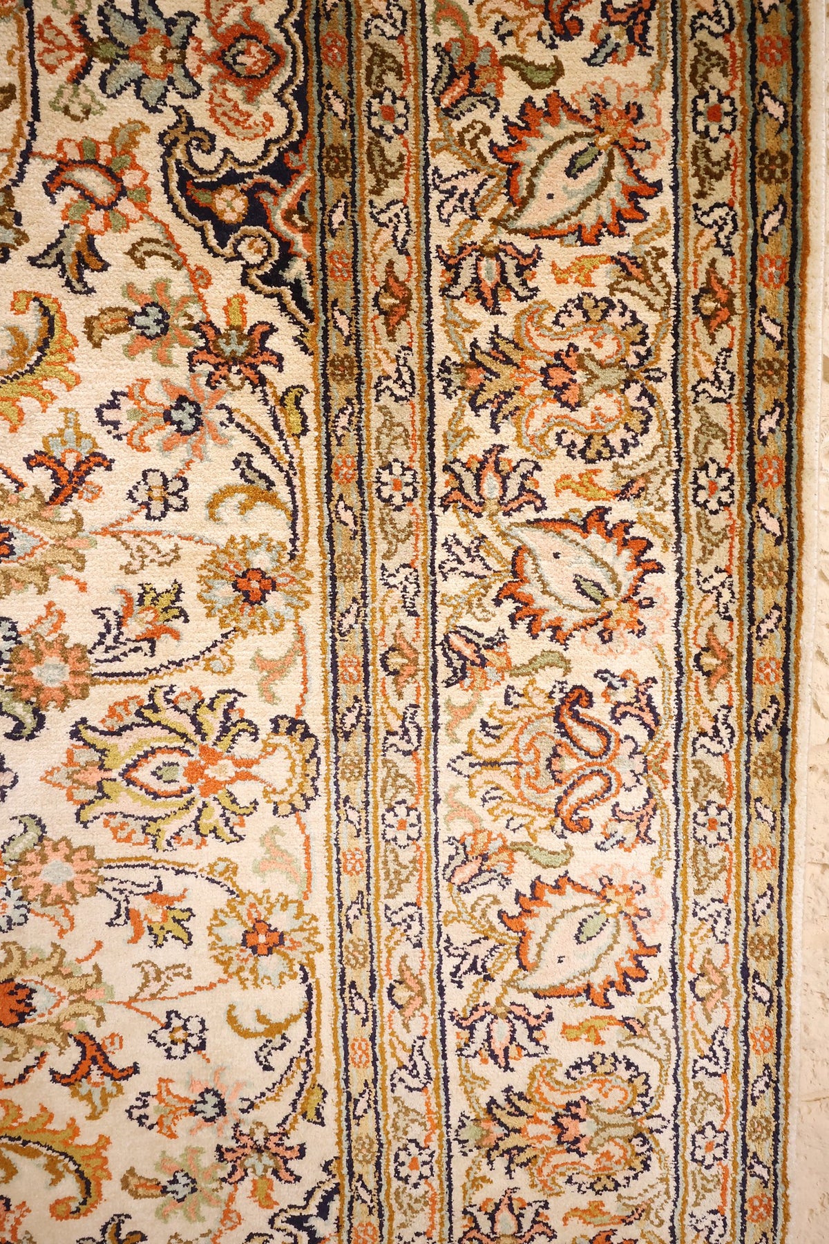 Bordure beige à palmettes et boteh, contre-bordures bleu foncé et or du Cachemire
