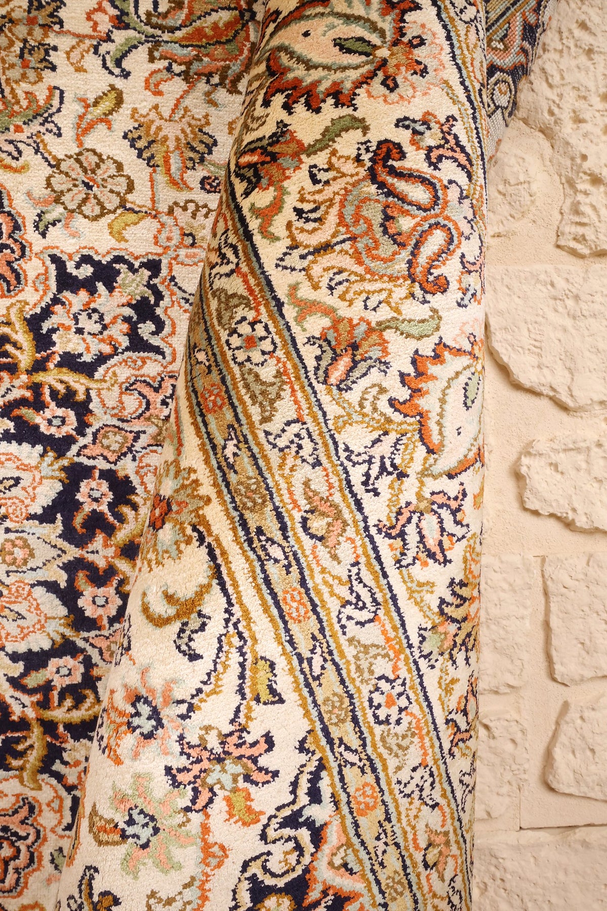 Lisière du tapis Cachemire noué main, bordure fleurie en soie beige et orange