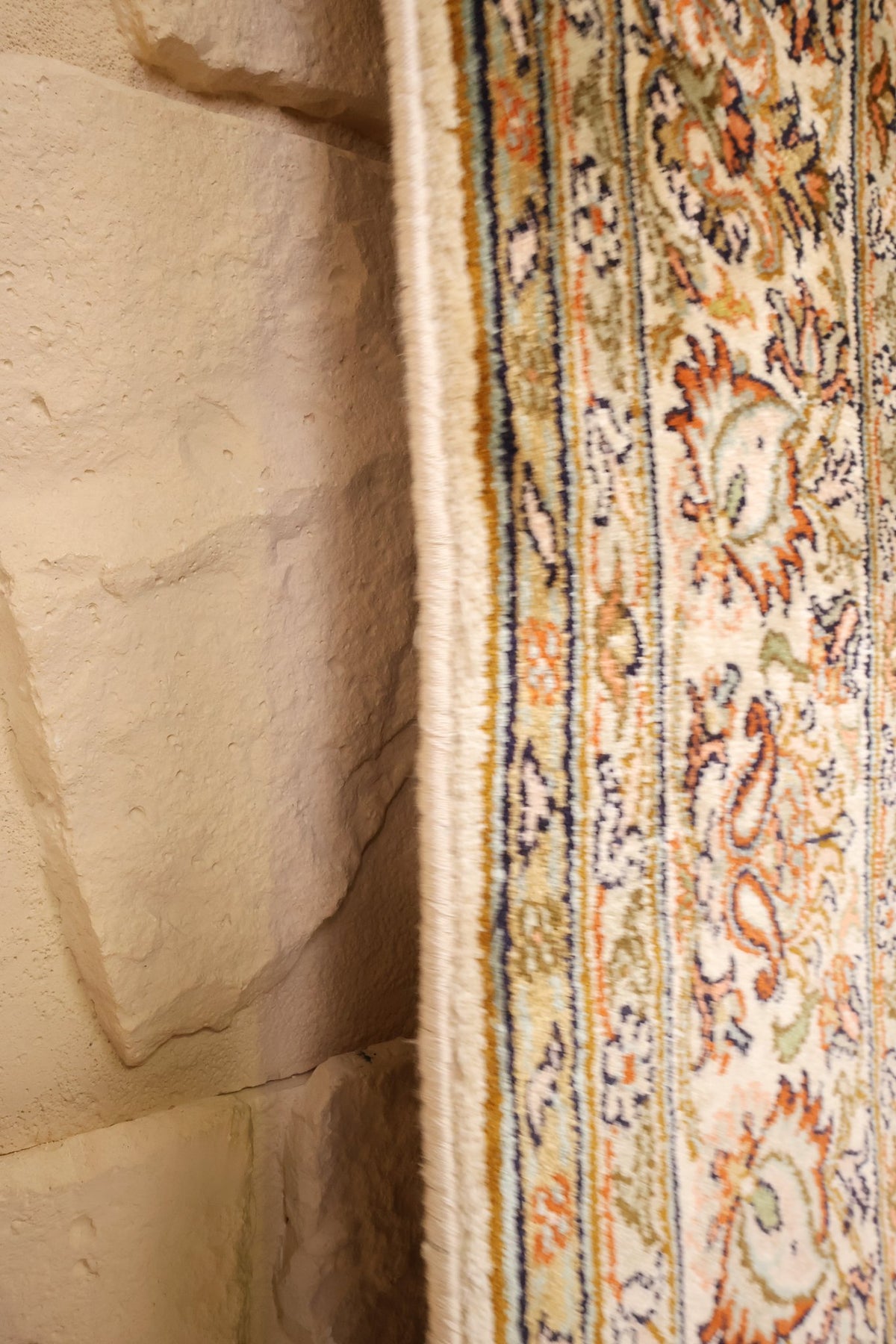 Chant du tapis Cachemire 186 × 127 cm, finition de la lisière vue de près