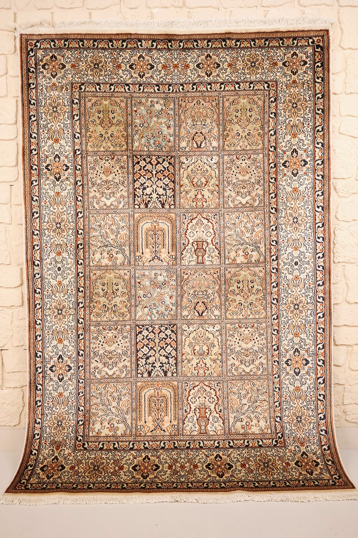 Tapis Cachemire beige 187 × 123 cm en soie, vue d'ensemble du plan de jardin à caissons