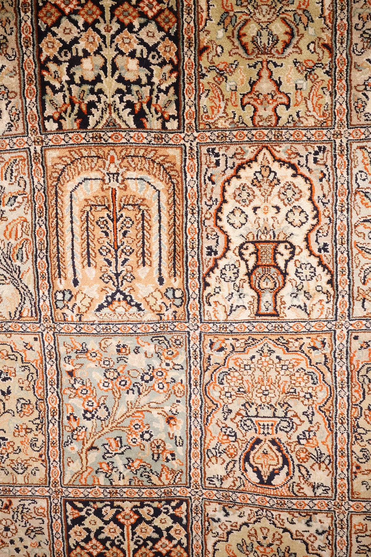 Détail des caissons du tapis Cachemire : vases fleuris, niches et arbres sur fond beige