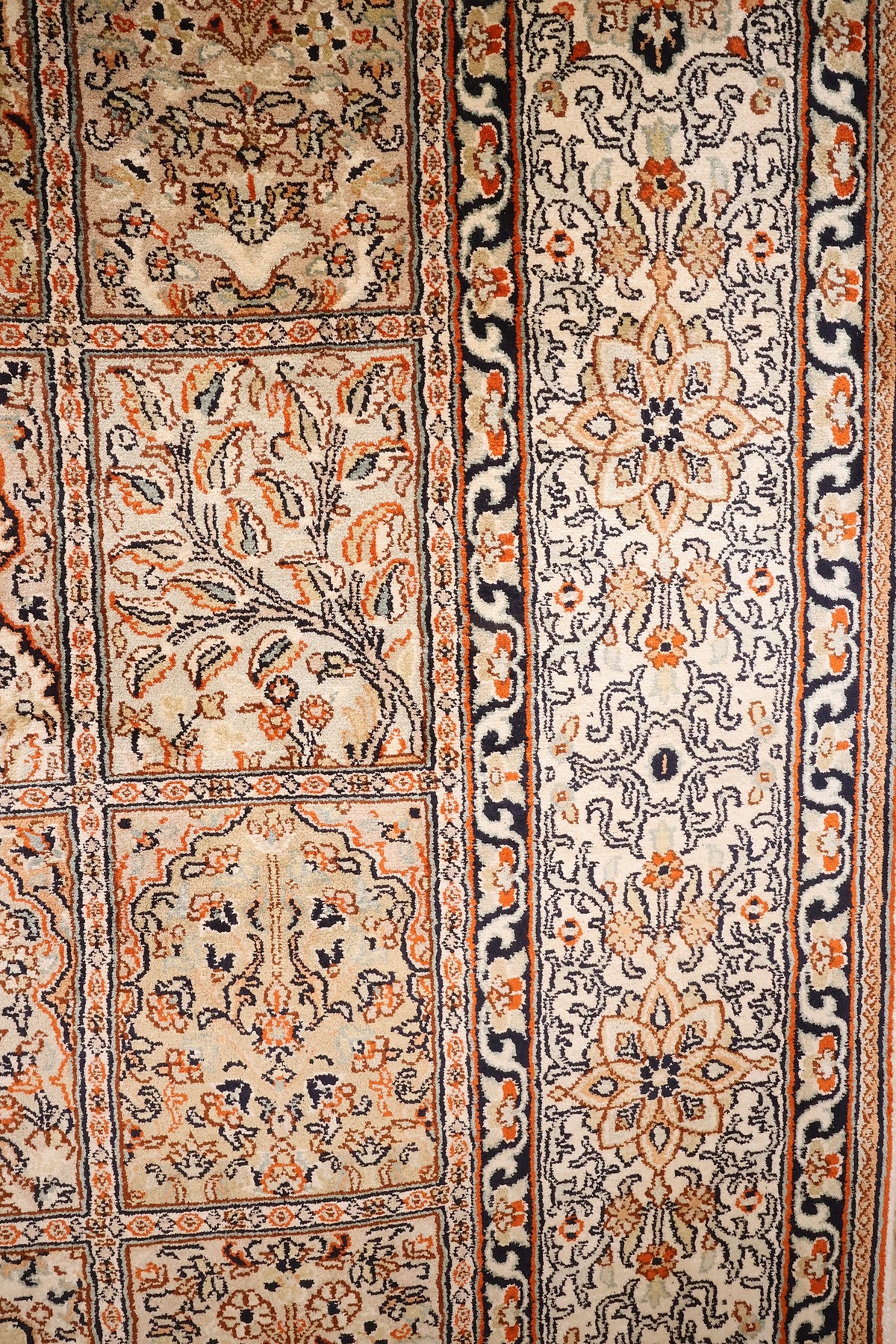 Bordure ivoire à palmettes et rinceaux orange du tapis Cachemire beige