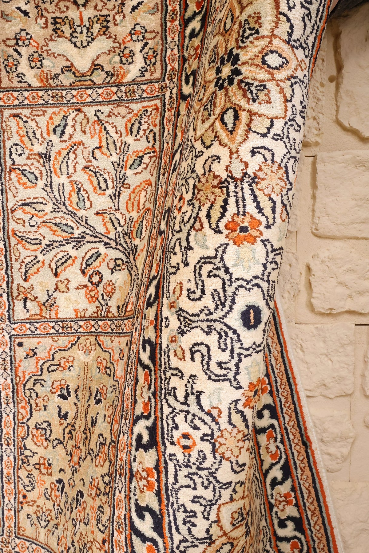 Lisière du tapis Cachemire beige et orange, encadrement floral vu de près
