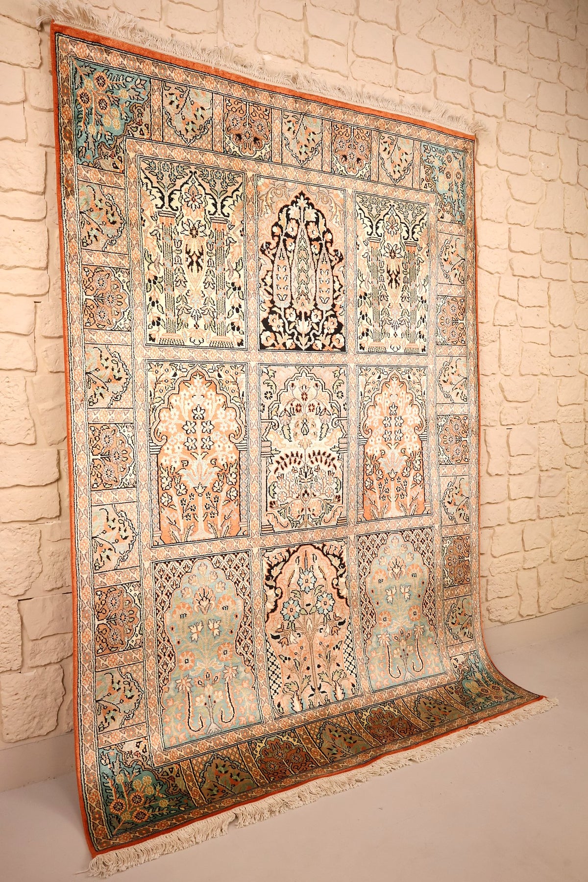 Tapis Cachemire en soie noué à la main, vue de biais montrant les franges écrues