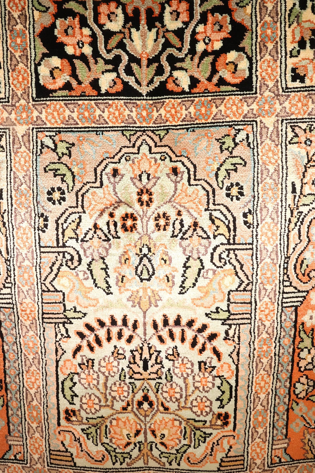Détail d'un caisson à arcade et arbre fleuri, tons beige, orange et vert d'eau