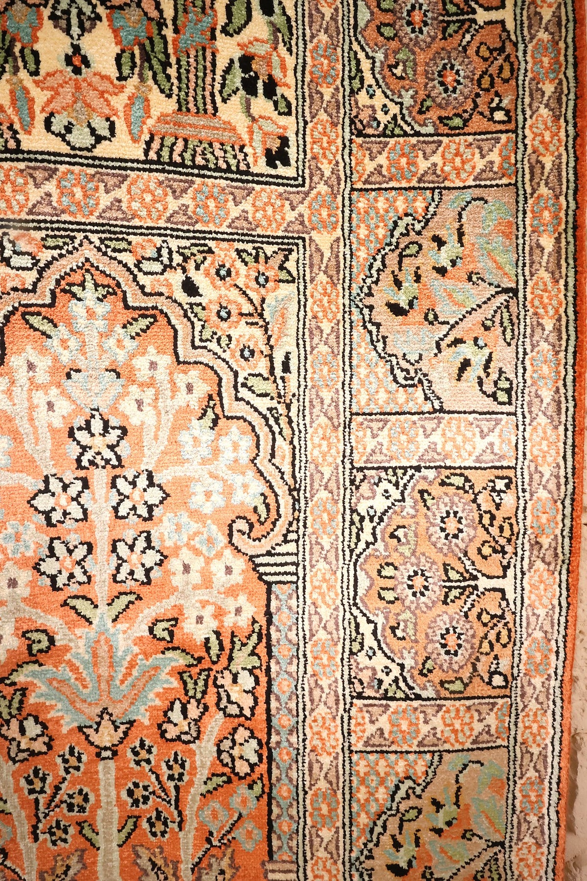 Bordure à palmettes et rinceaux du tapis Cachemire, contre-bordures fleuries
