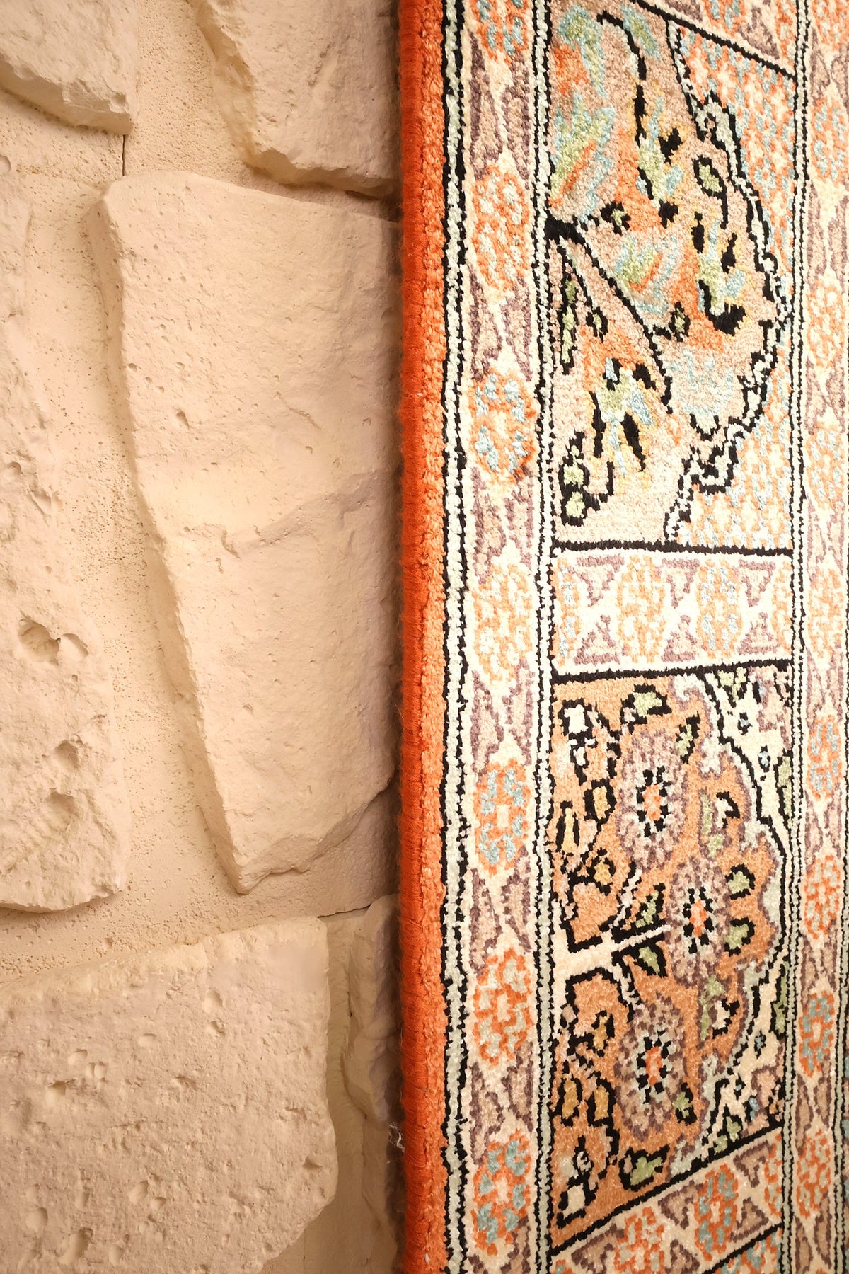 Lisière orange du tapis Cachemire 187 × 124 cm le long de la bordure florale