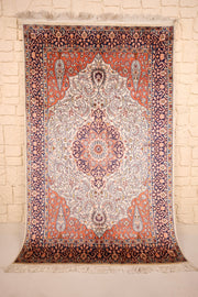 Tapis Cachemire beige en soie 187 × 126 cm, vue d'ensemble avec franges blanches