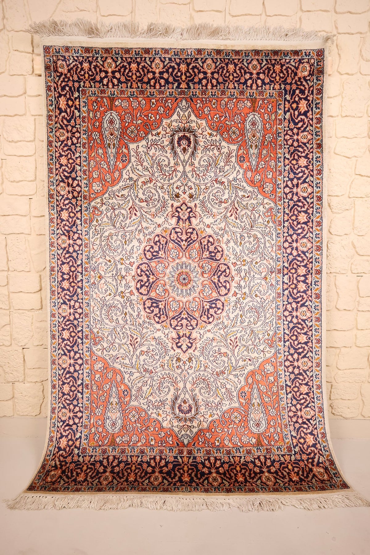 Tapis Cachemire beige en soie 187 × 126 cm, vue d'ensemble avec franges blanches