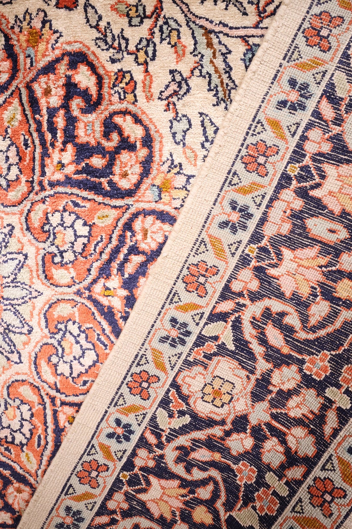Coin replié du tapis Cachemire en soie, boteh orange et bordure fleurie
