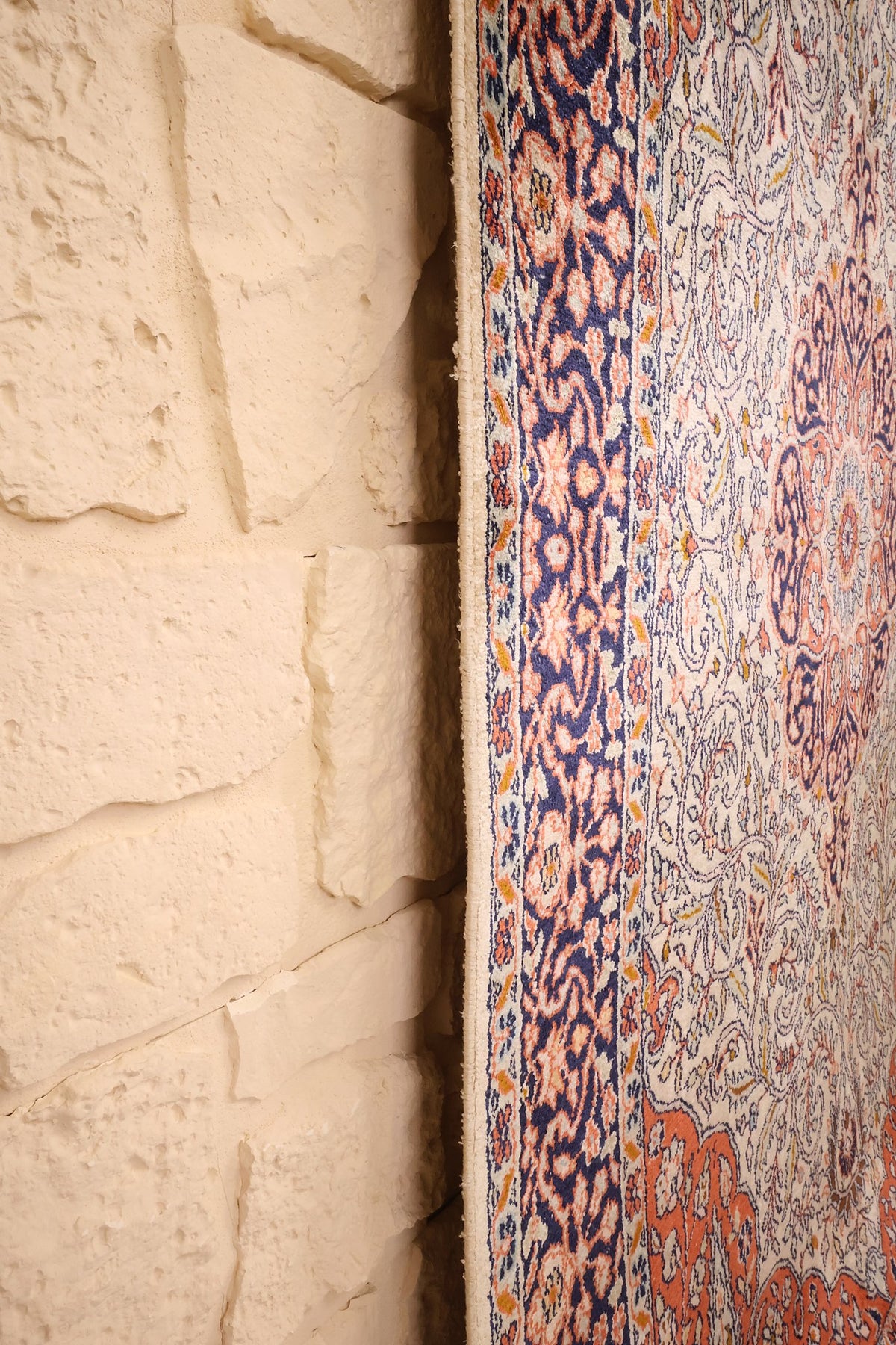 Chant de la lisière du tapis Cachemire en soie, bordure orange et bleu de profil