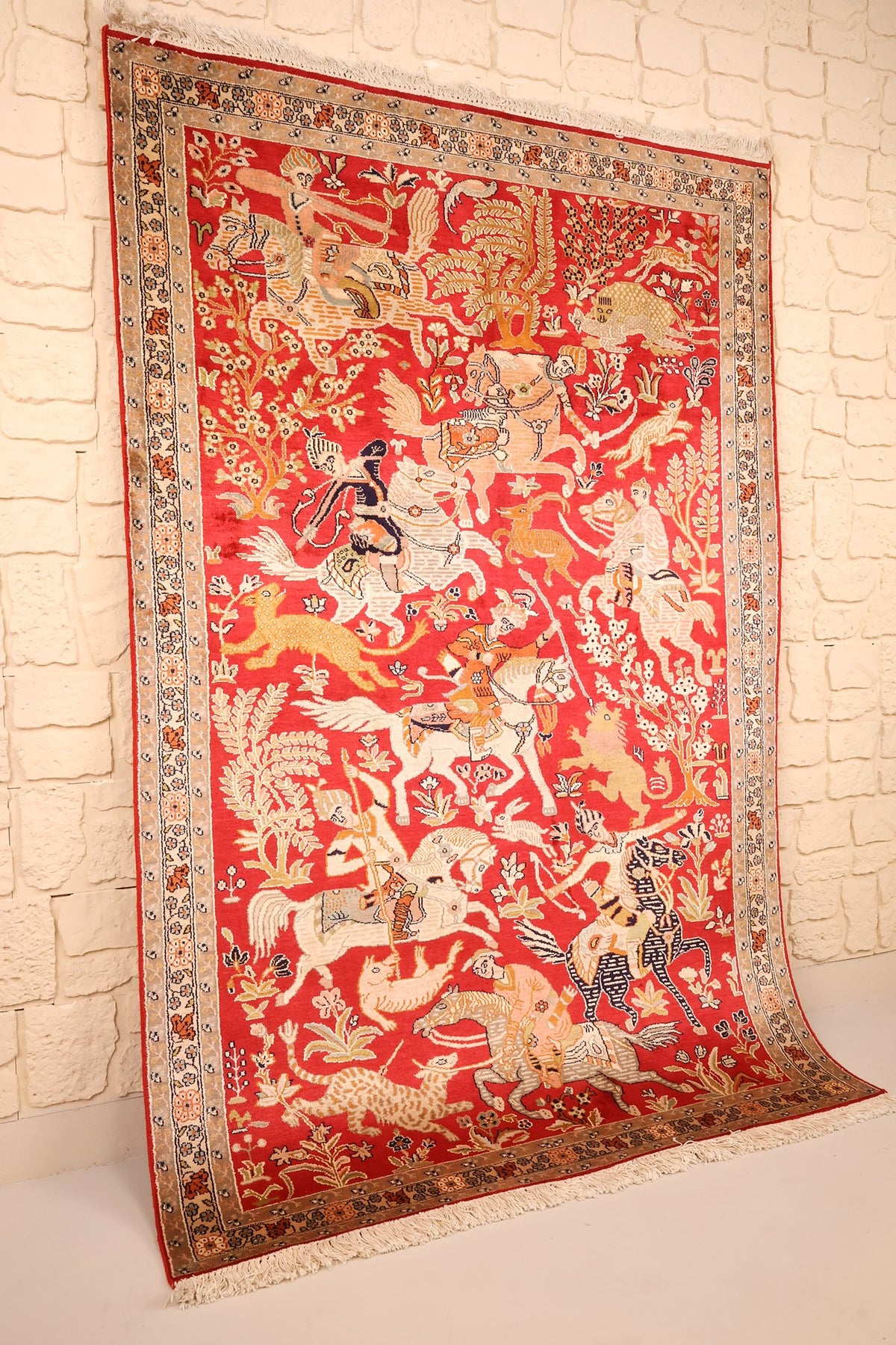 Tapis Cachemire en soie noué main, vue de biais du champ rouge figuratif