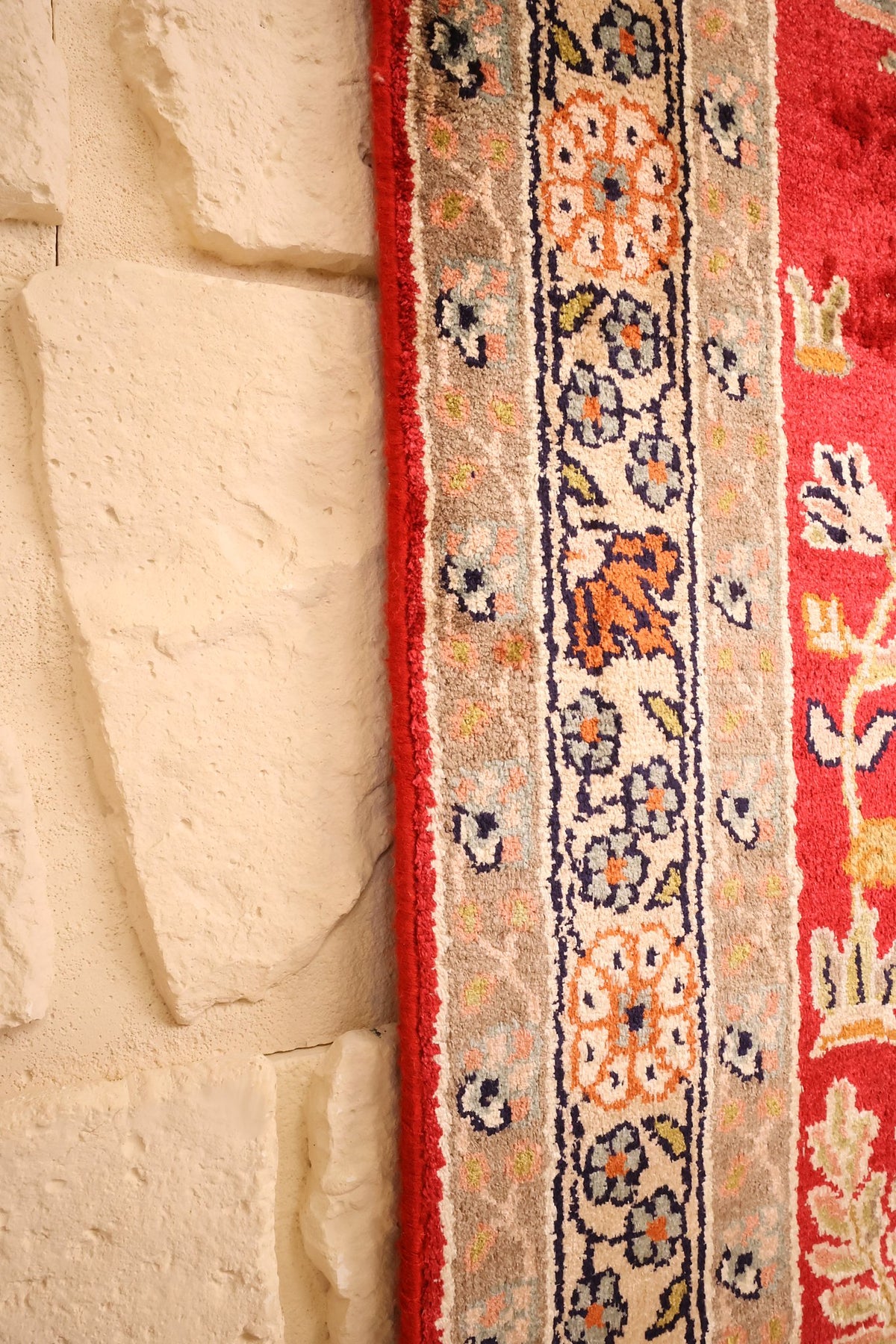 Lisière du tapis Cachemire rouge, bande florale beige et orange 188 × 123 cm