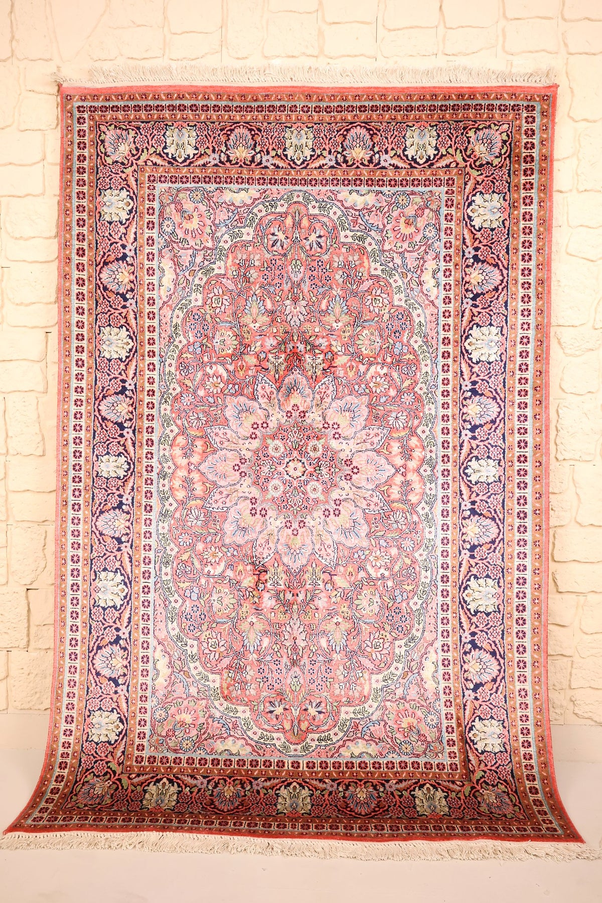 Tapis Cachemire rose 188 × 123 cm en soie, vue d'ensemble avec médaillon floral central