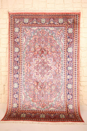 Tapis Cachemire rose 188 × 123 cm en soie, vue d'ensemble avec médaillon floral central