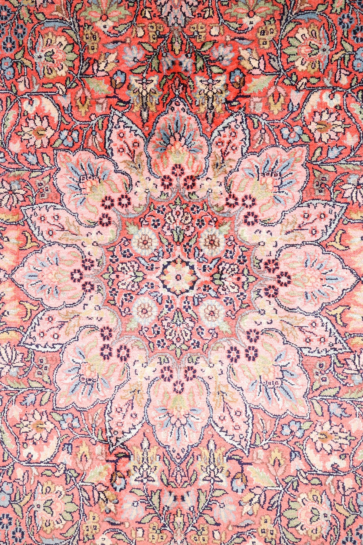 Détail du médaillon en palmettes et rosaces rose clair du tapis Cachemire